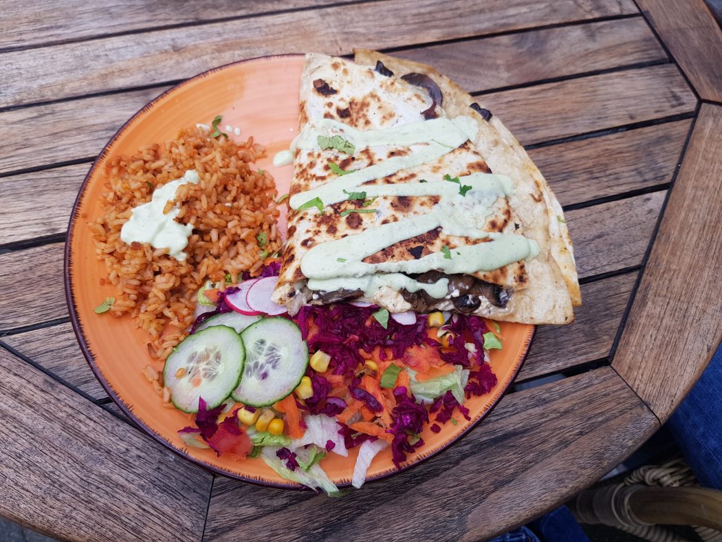 Das Foto zeigt mexikanisches Essen im Hinterhof der TequilaRia in Bochum