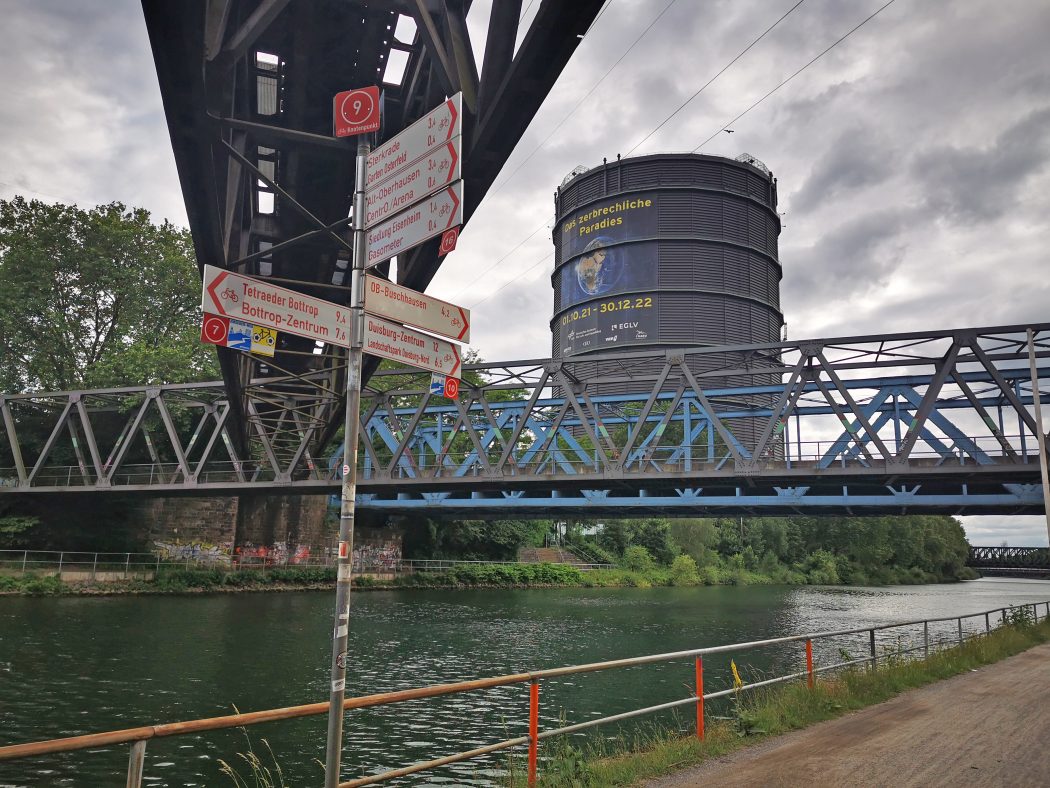 Das Foto zeigt den Knotenpunkt 9 am Rhein-Herne-Kanal und Gasometer Oberhausen