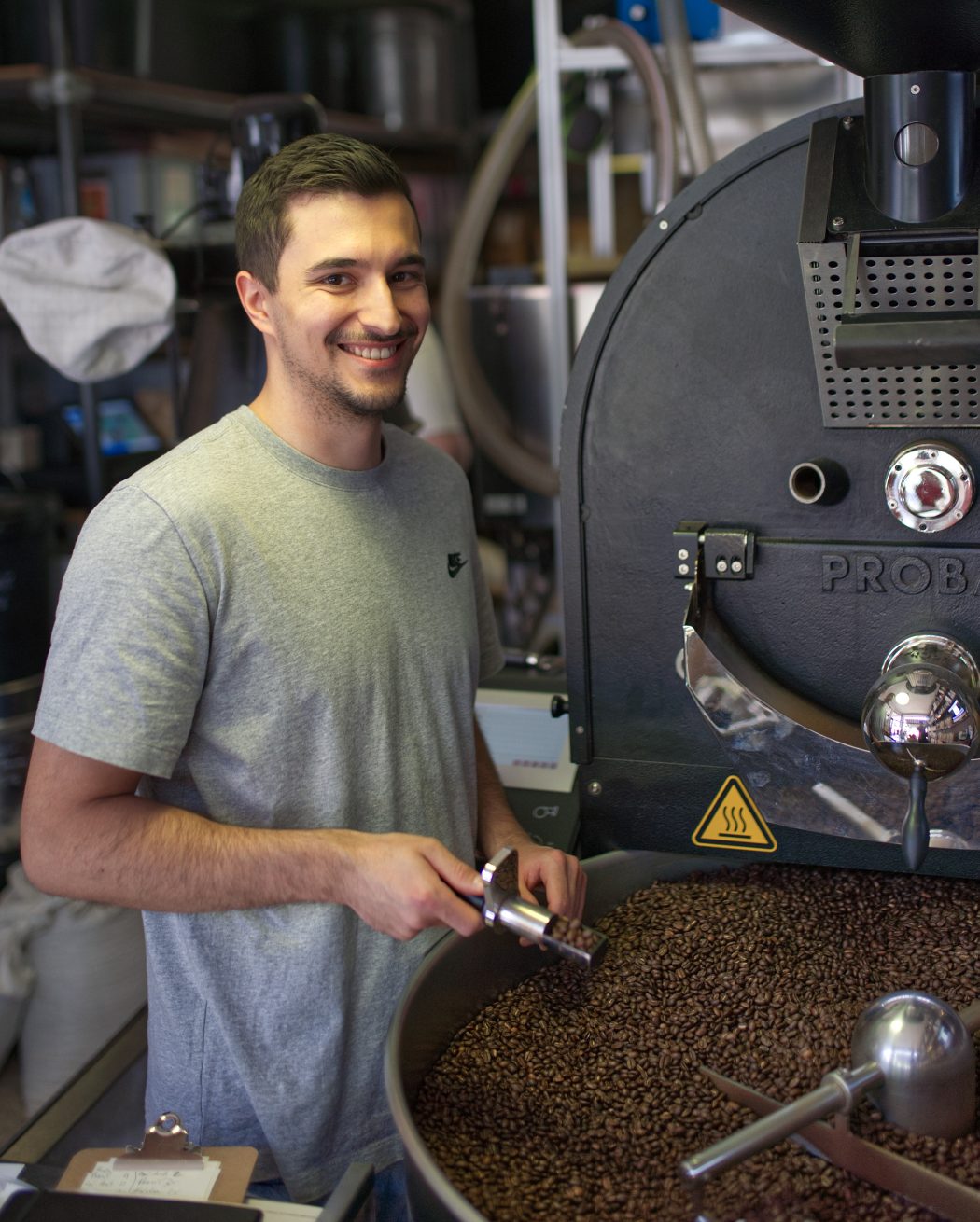 Das Foto zeigt einen Mitarbeiter der Coffee Pirates in Essen am Trommelröser bei einem Barista Workshop