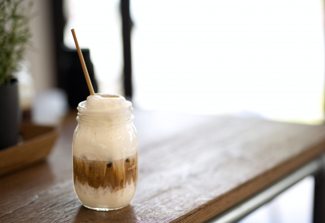 Das Foto zeigt einen Iced Latte bei einem Barista Workshop bei den Coffee Pirates in Essen