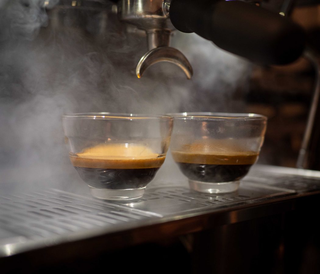 Das Foto zeigt die Siebträgermaschine der Coffee Pirates bei einem Barista Workshop