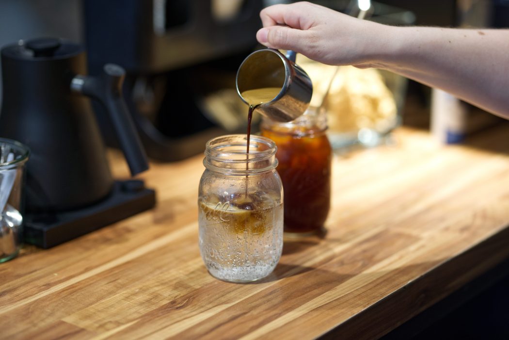 Das Foto zeigt die Zubereitung eines Espresso Tonics bei einem Barista Workshop bei den Coffee Pirates in Essen