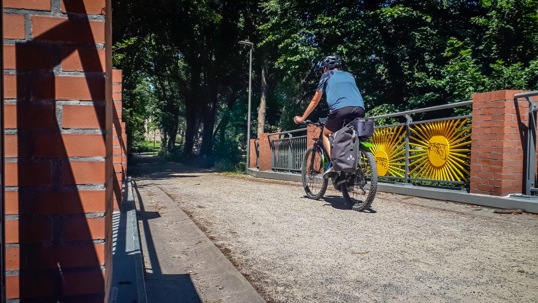 Das Foto zeigt einen Radfahrer im Schlosspark Weitmar in Bochum