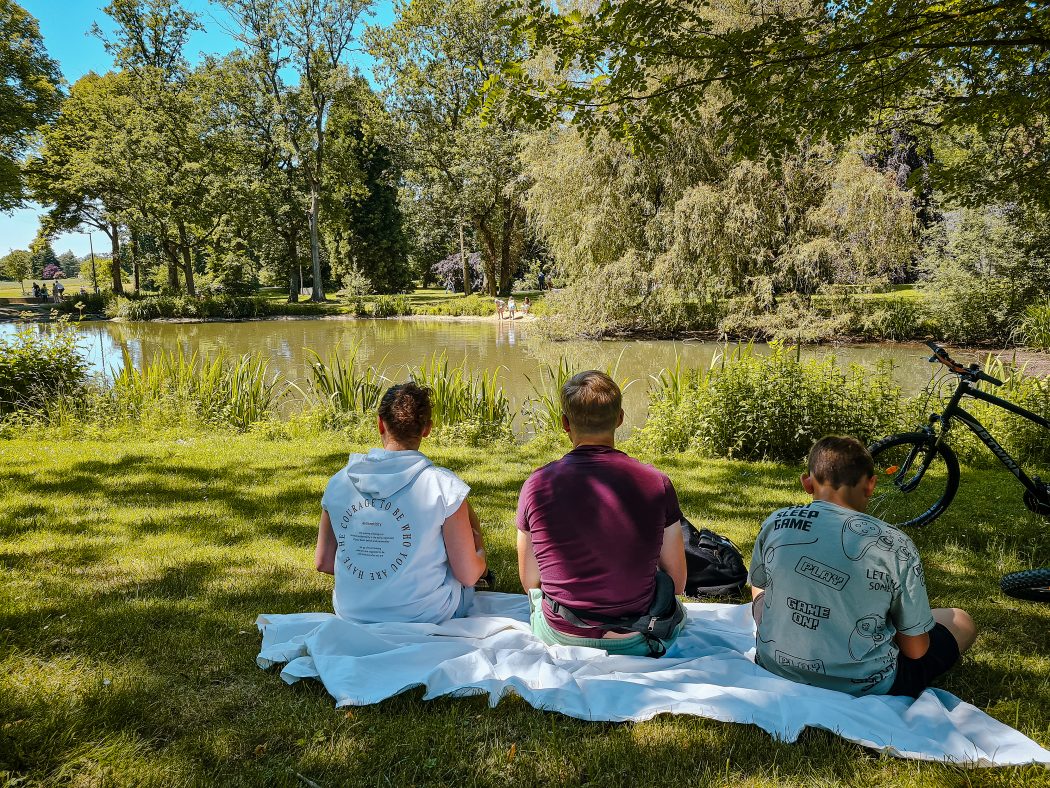 Das Foto zeigt Radfahrer beim Picknick im Schlosspark Weitmar in Bochum