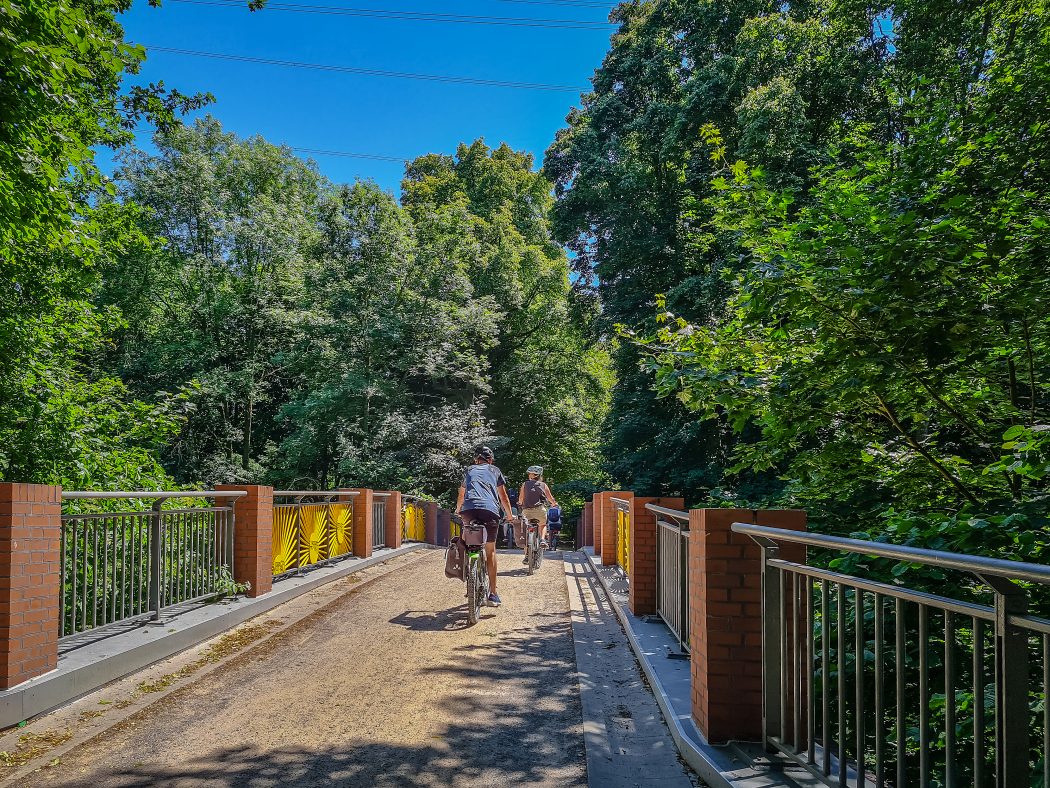 Das Foto zeigt Radfahrer im Schlosspark Weitmar in Bochum