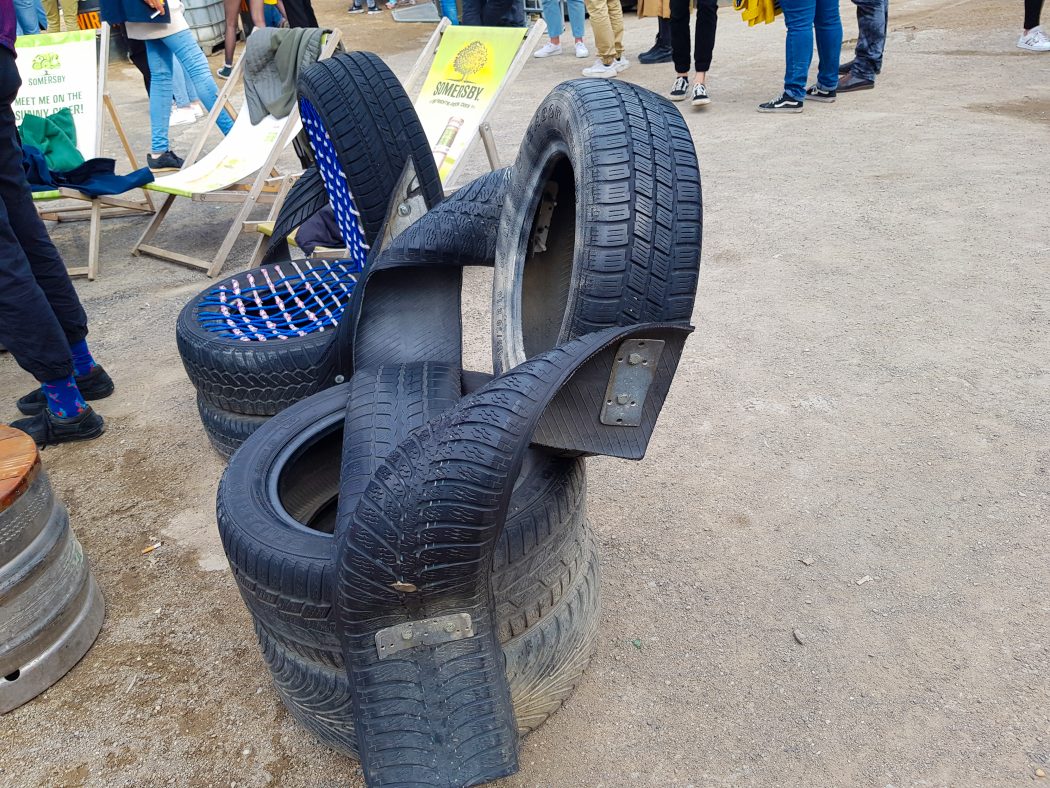 Das Foto zeigt einen Sessel aus Autoreifen im Junkyard in Dortmund