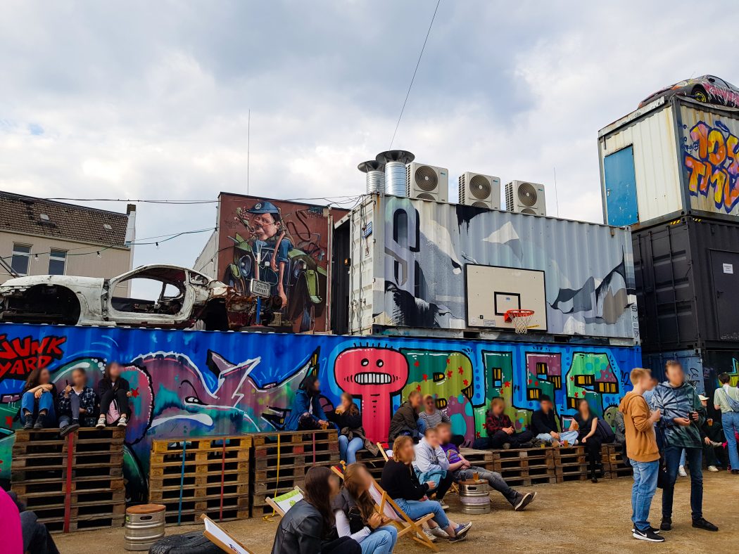 Das Foto zeigt Paletten, Schrott und defekte Autos im Junkyard in Dortmund