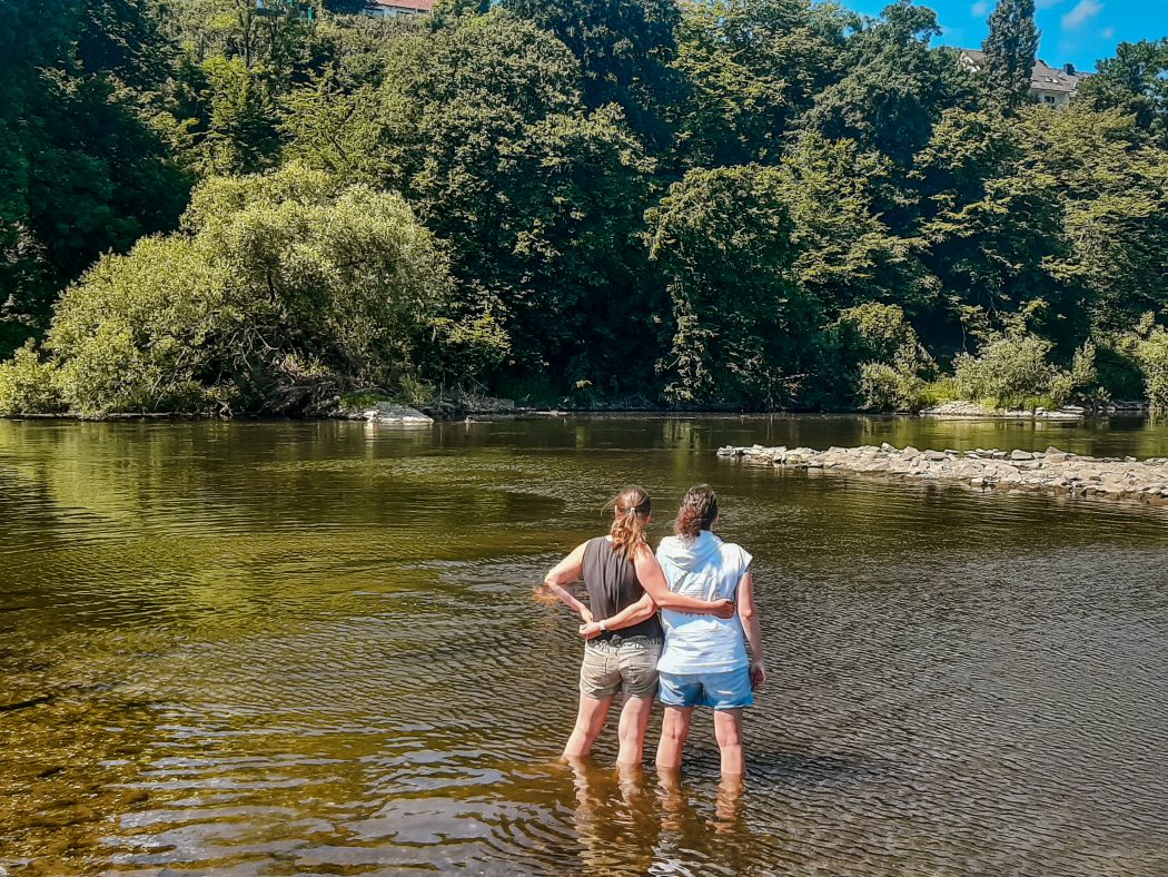 Das Foto zeigt Doreen mit einer Freundin in der Ruhr in Hattingen