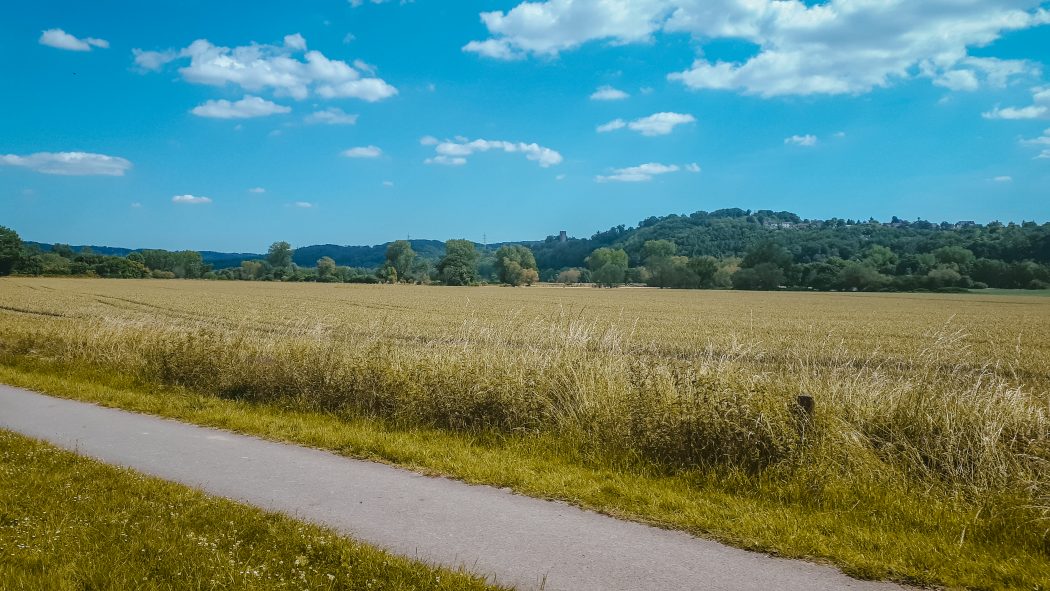 Das Foto zeigt den RuhrtalRadweg und die Burh Blankenstein in Hattingen