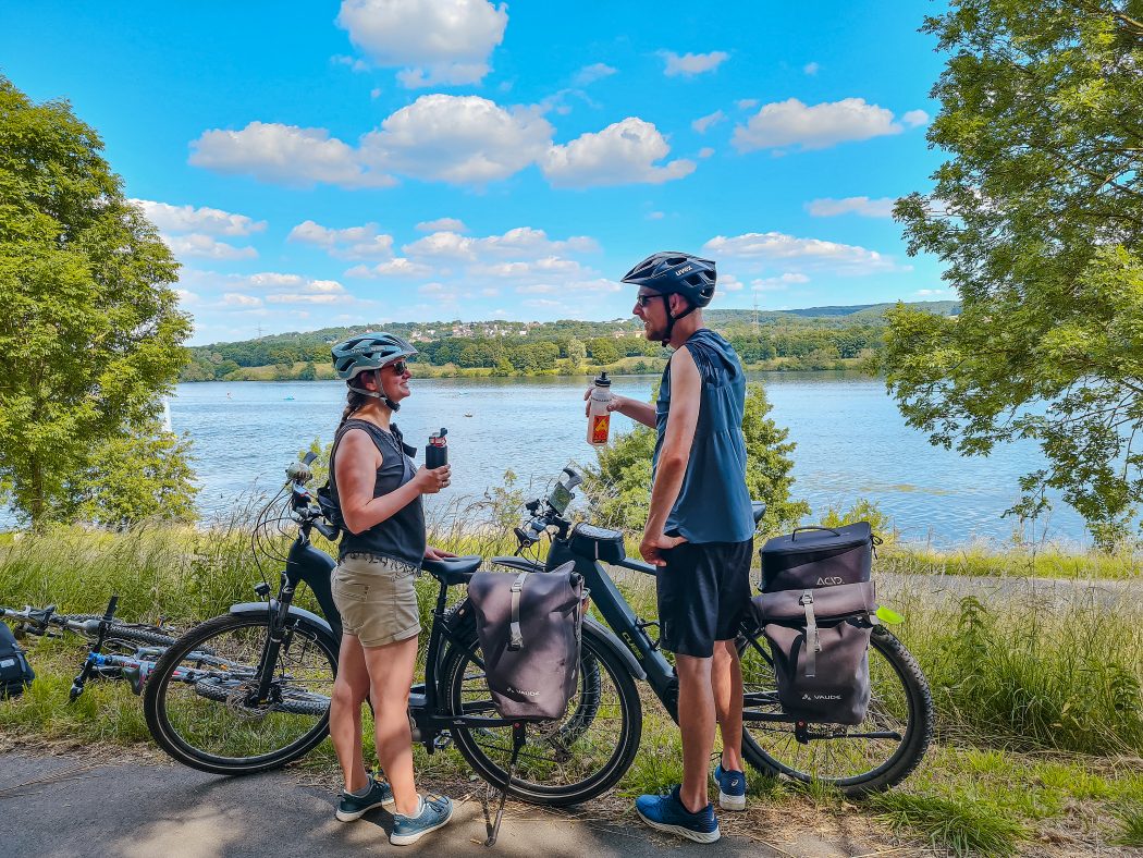 Das Foto zeigt Radfahrer am Kemnader See in Bochum