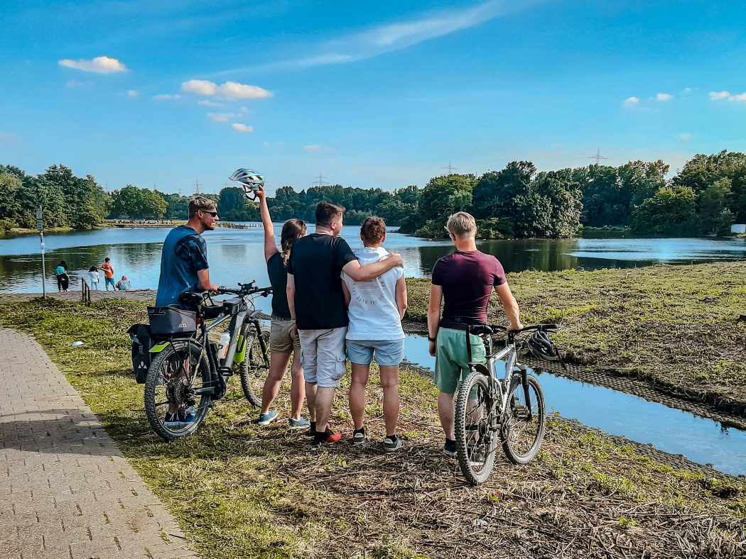 Das Foto zeigt Radfahrer am Ümminger See in Bochum
