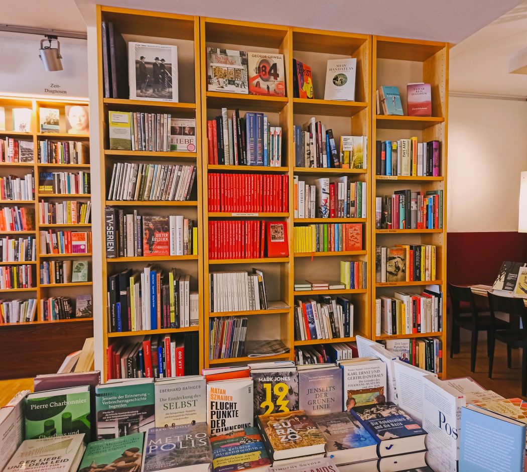 Das Foto zeigt die Bücherauswahl im Café proust wörter + töne in Essen