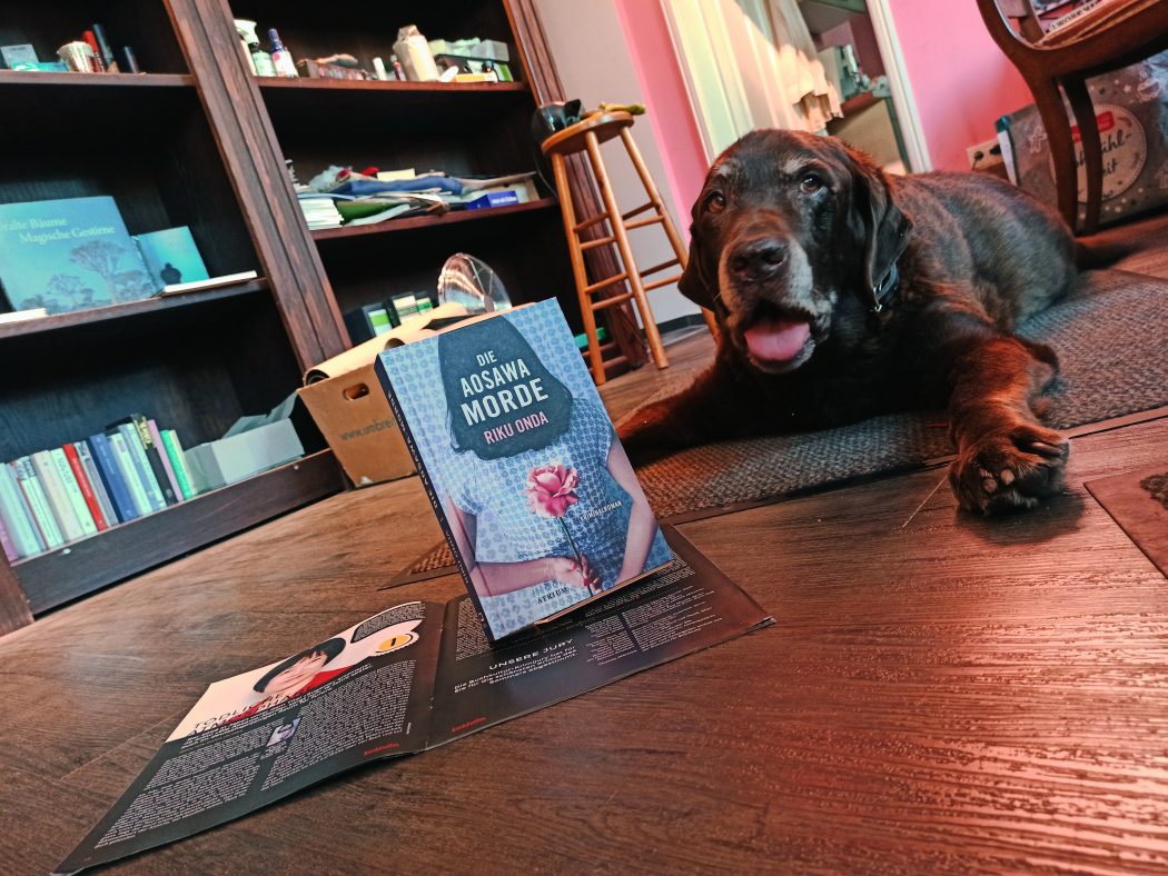 Das Foto zeigt Hund Anton im Bücherladen Alex liest Agatha in Essen Rüttenscheid