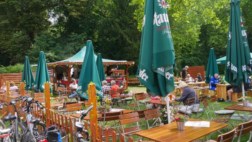 Das Foto zeigt den Biergarten „Zum lustigen Vogel“ am Schloss Borbeck in Essen