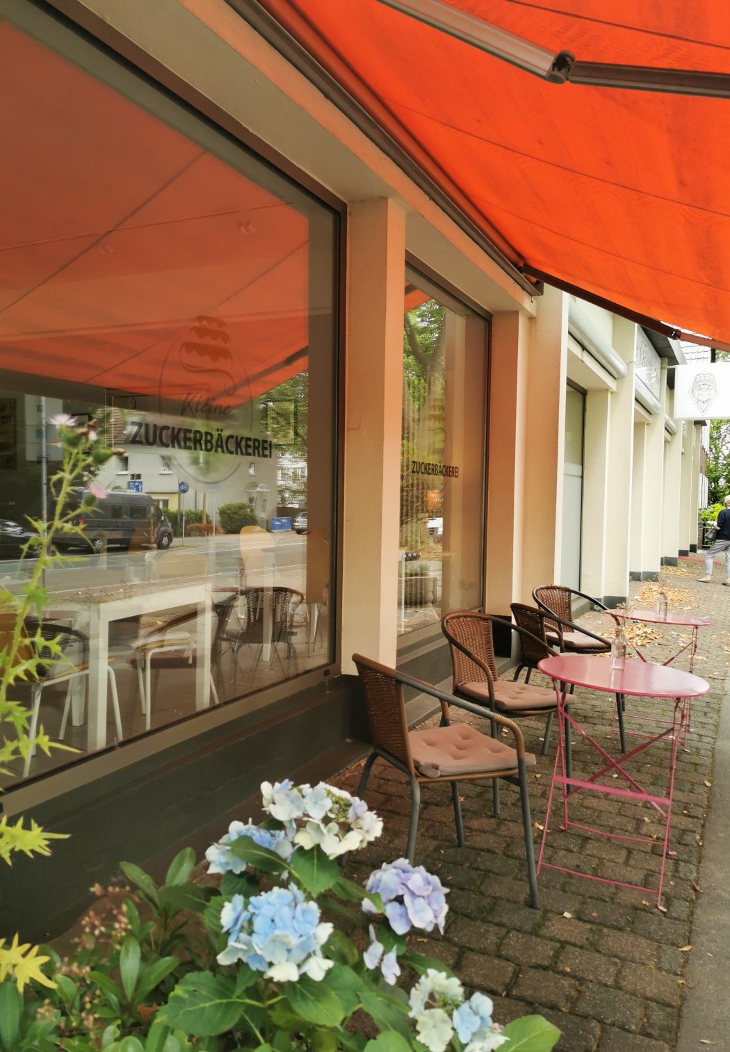 Das Foto zeigt den Außenbereich des Cafés Die kleine Zuckerbäckerei in Bochum