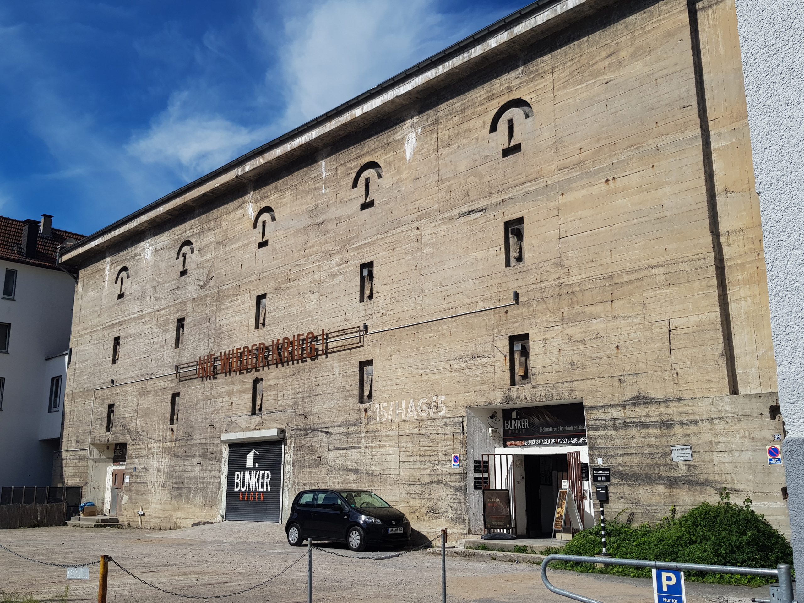 Das Foto zeigt den Bunker in Hagen von außen, ein Lost Place im Ruhrgebiet