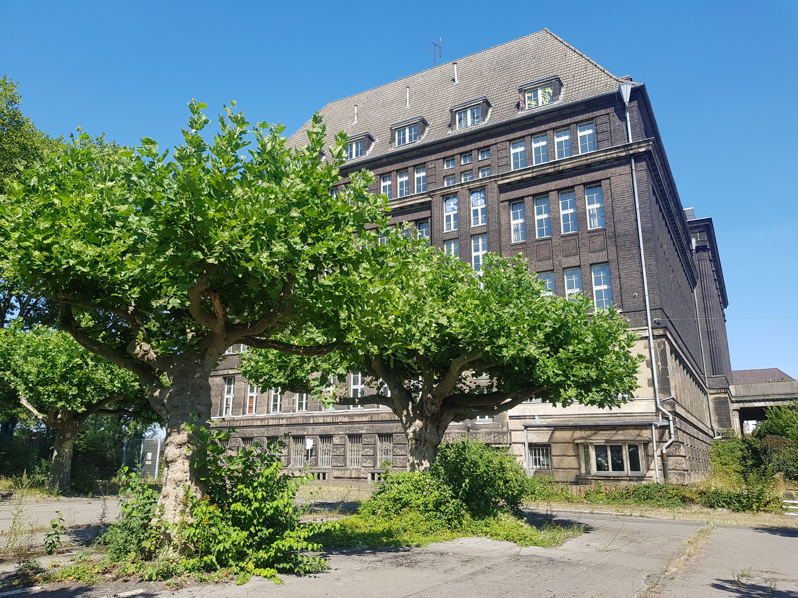 Das Foto zeigt die ehemalige Hoeschzentrale in Dortmund, ein Lost Place im Ruhrgebiet
