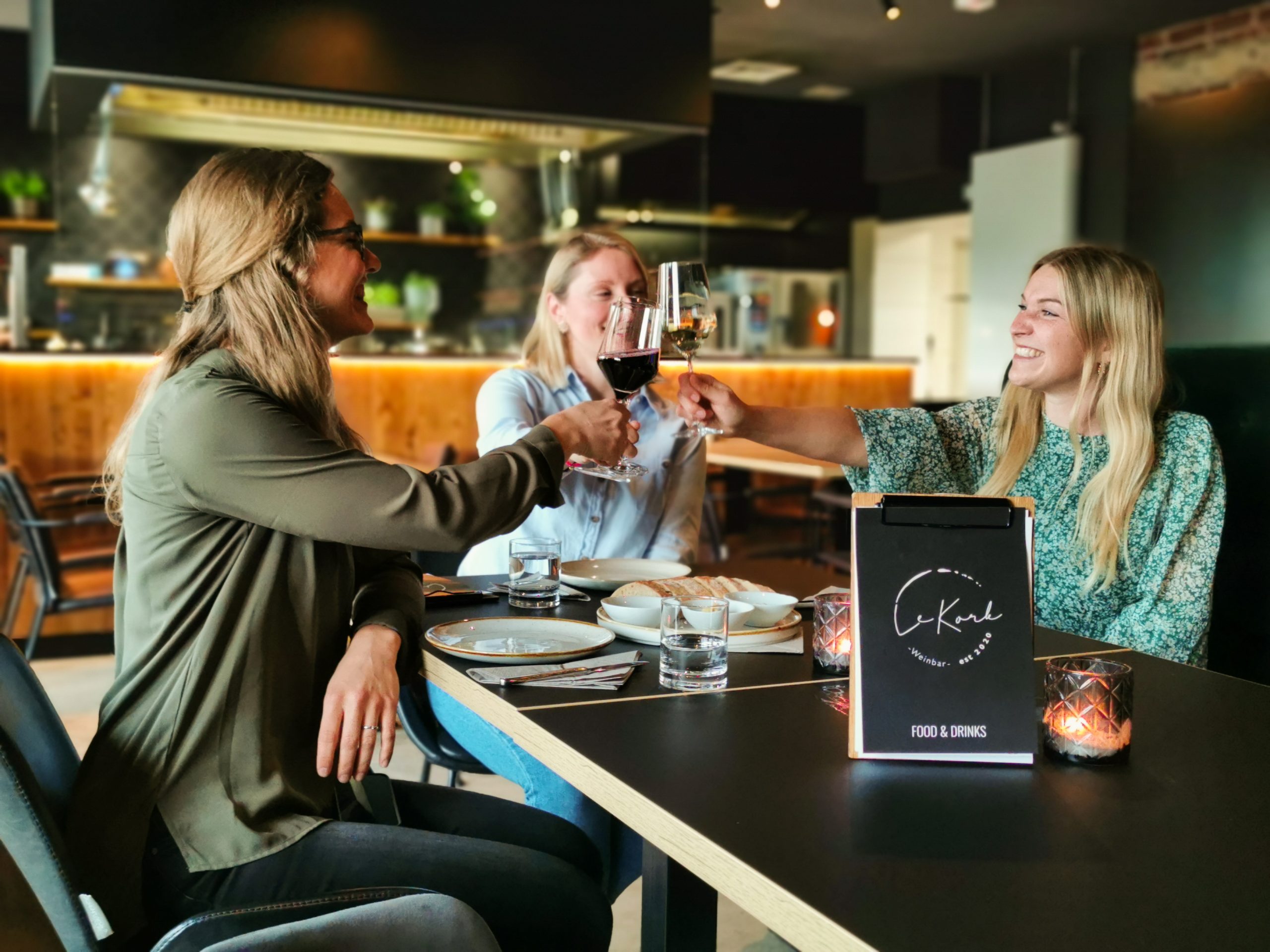 Das Foto zeigt Leonie, Katalina und Christin in der Weinbar LeKork in Bochum