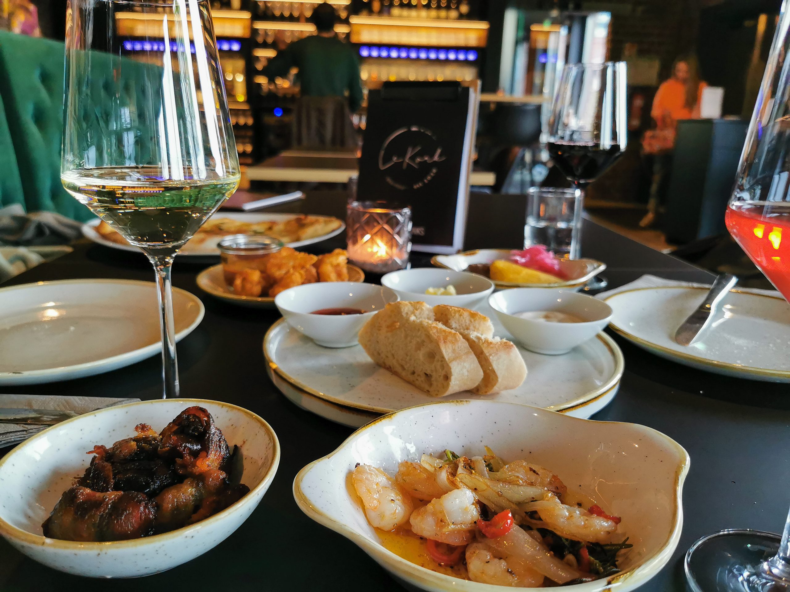 Das Foto zeigt eine Tapasauswahl in der Weinbar LeKork in Bochum