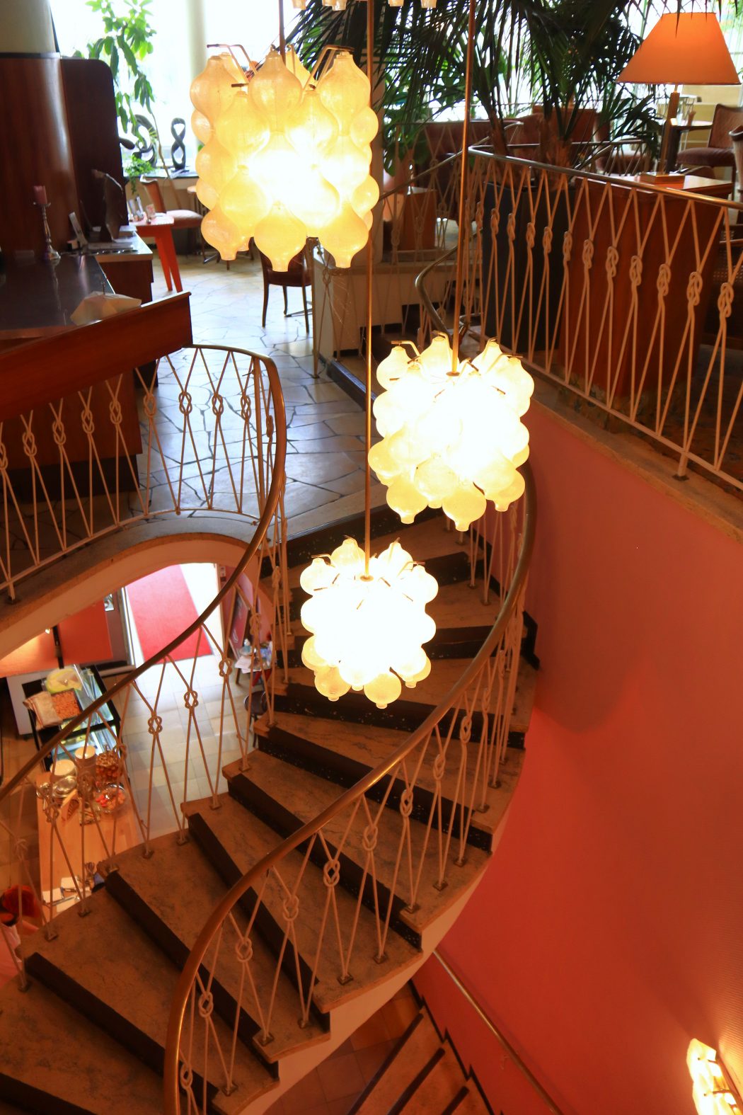Das Foto zeigt das Treppenhaus im Café Leye im Szeneviertel Wiesenviertel in Essen