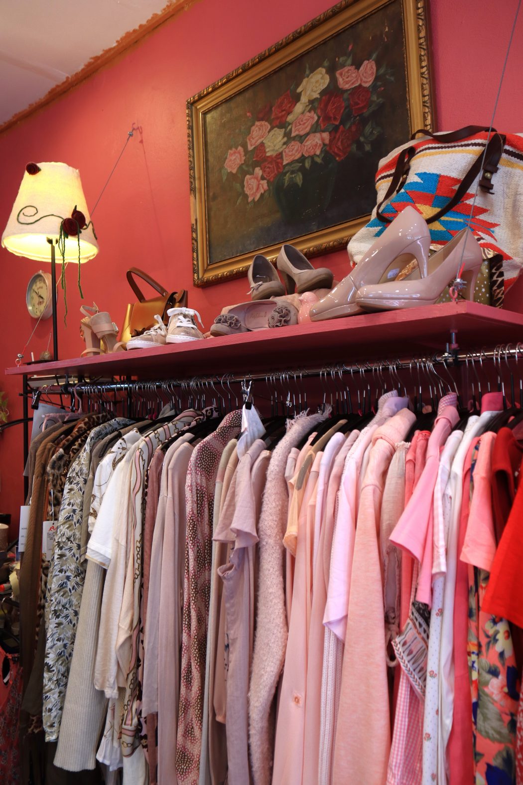 Das Foto zeigt den Second Hand Ladan Rosenrot im Szeneviertel Wiesenviertel in Essen