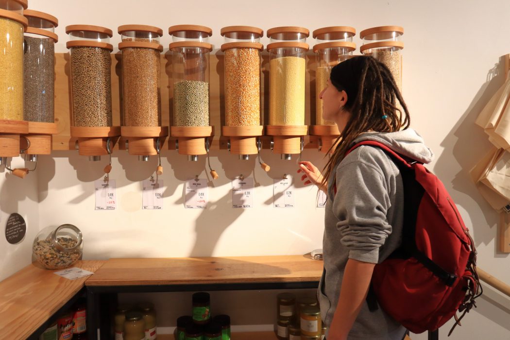 Das Foto zeigt Sarah im Unverpacktladen Füllbar im Szeneviertel Wiesenviertel in Essen