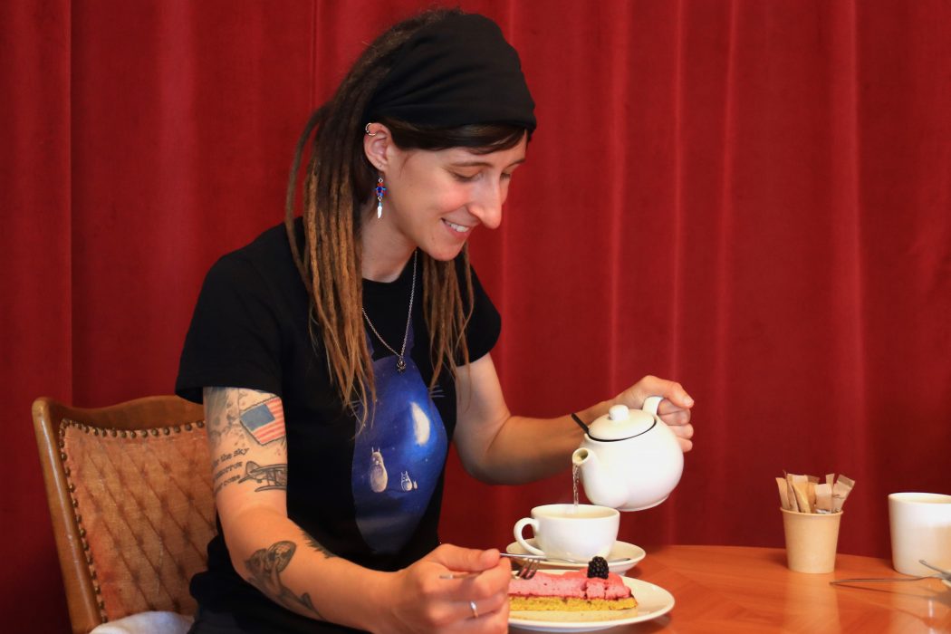 Das Foto zeigt Sarah mit Kuchen und Tee im Vintage Café Leye im Szeneviertel Wiesenviertel in Essen