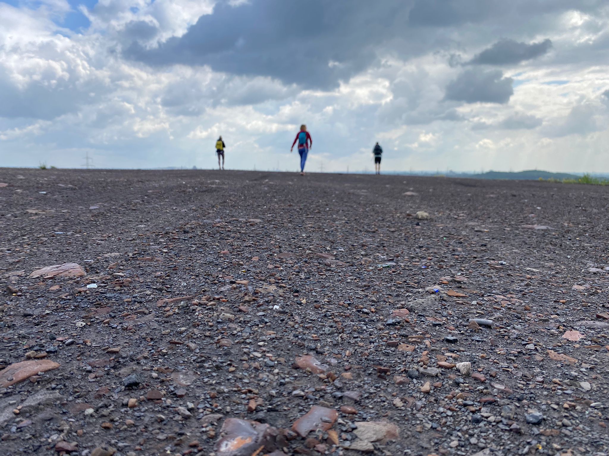 Das Foto zeigt Wanderer auf der Schurenbachhalde, ein Stop auf dem ZollvereinSteig