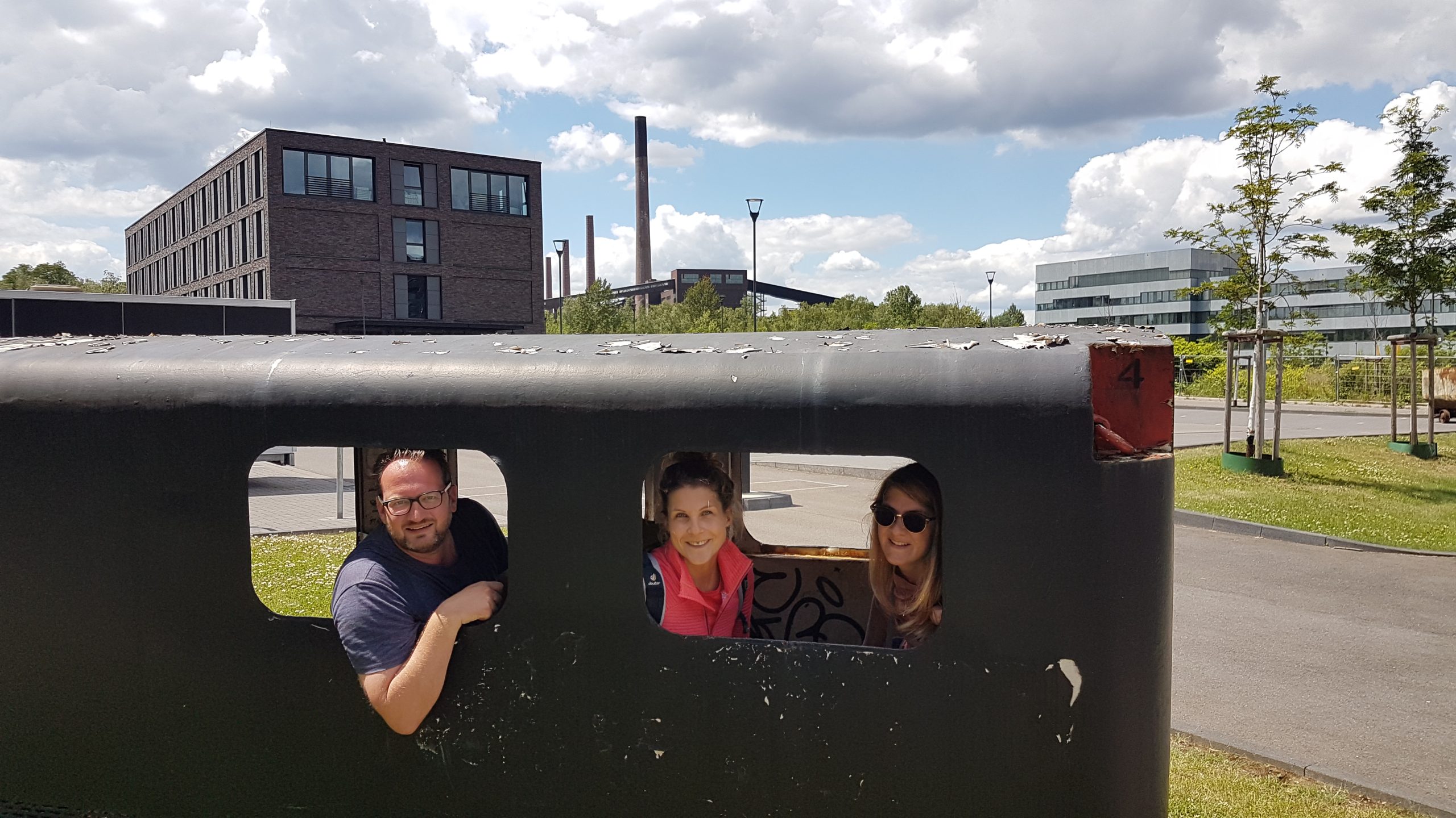 Das Foto zeigt drei Wanderer in einer Lok auf dem ZollvereinSteig