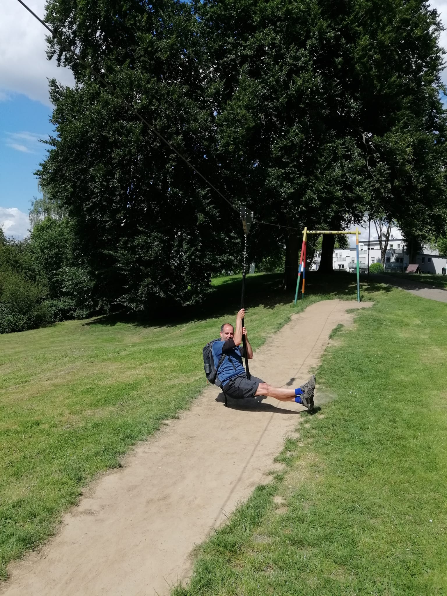 Das Foto zeigt Christoph auf einem Spielplatz am ZollvereinSteig