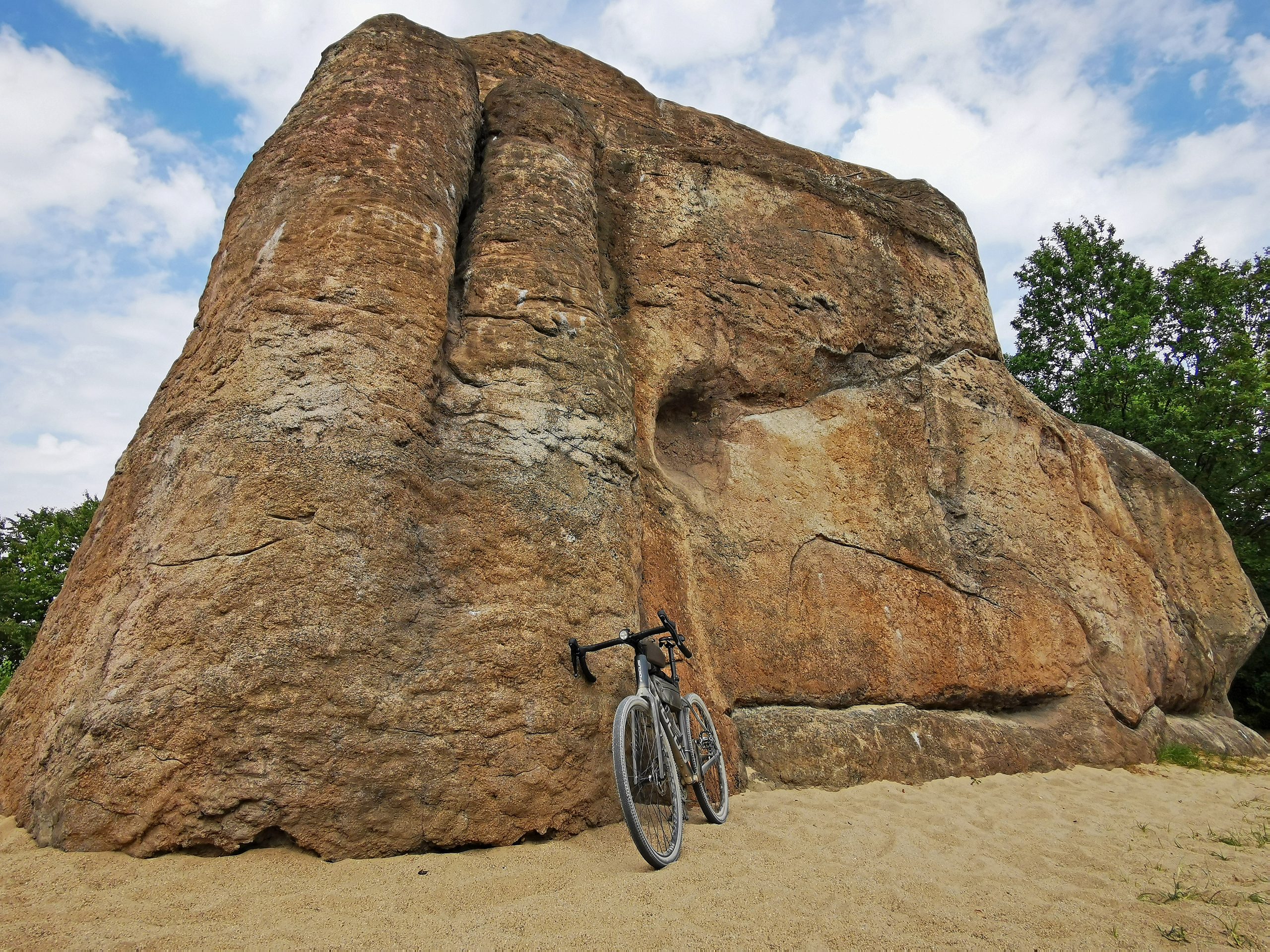 Das Foto zeigt „Monument for a Forgotten Future“ – ein Kunstwerk von Olaf Nicolai auf der Gravel.Trail.Tour durch die Brauker Alpen