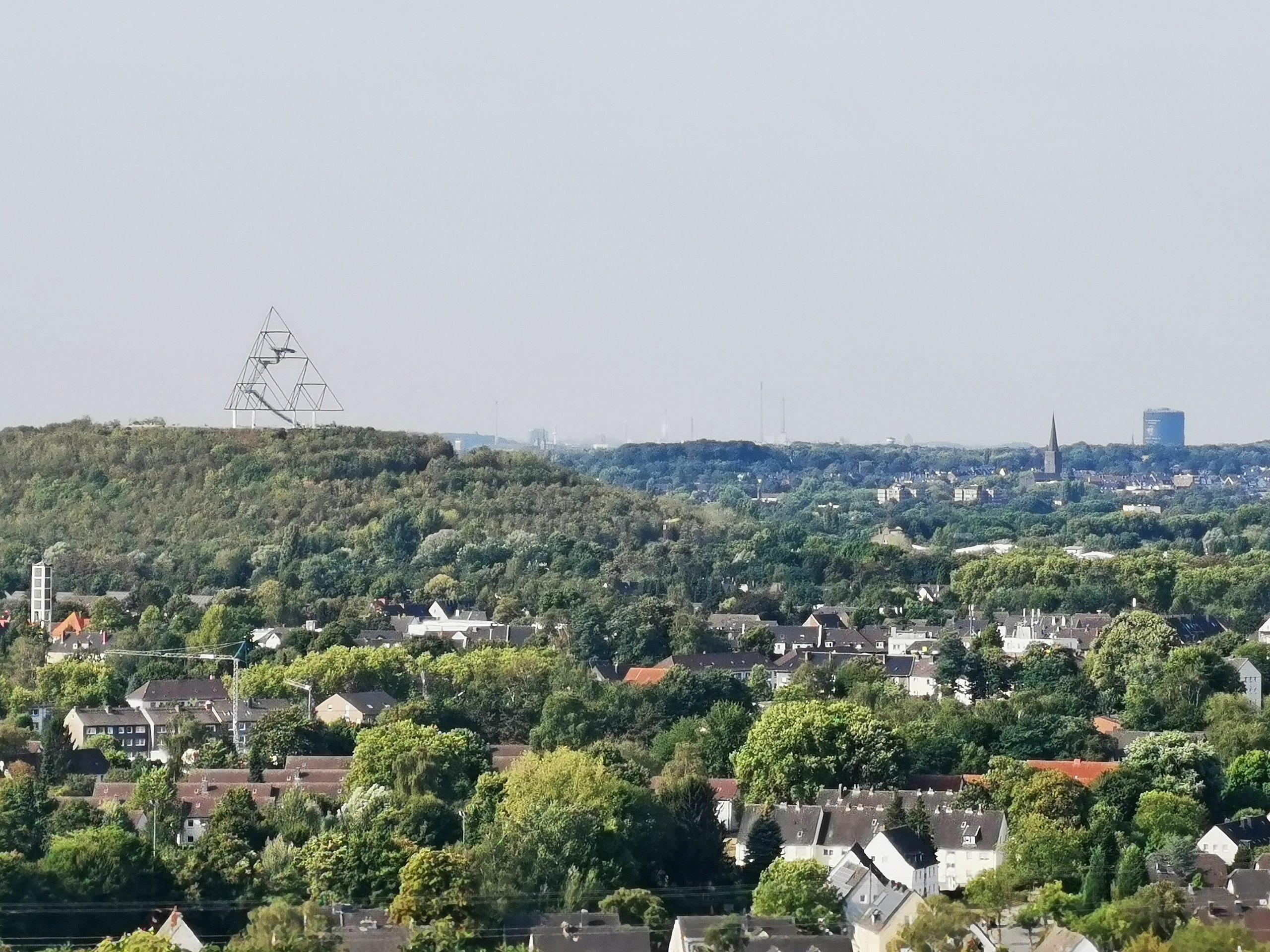 Das Foto zeigt den Ausblick von der Halde 22 auf den Tetraeder und den Gasometer Oberhausen bei der Gravel.Trail.Tour durch die Brauker Alpen