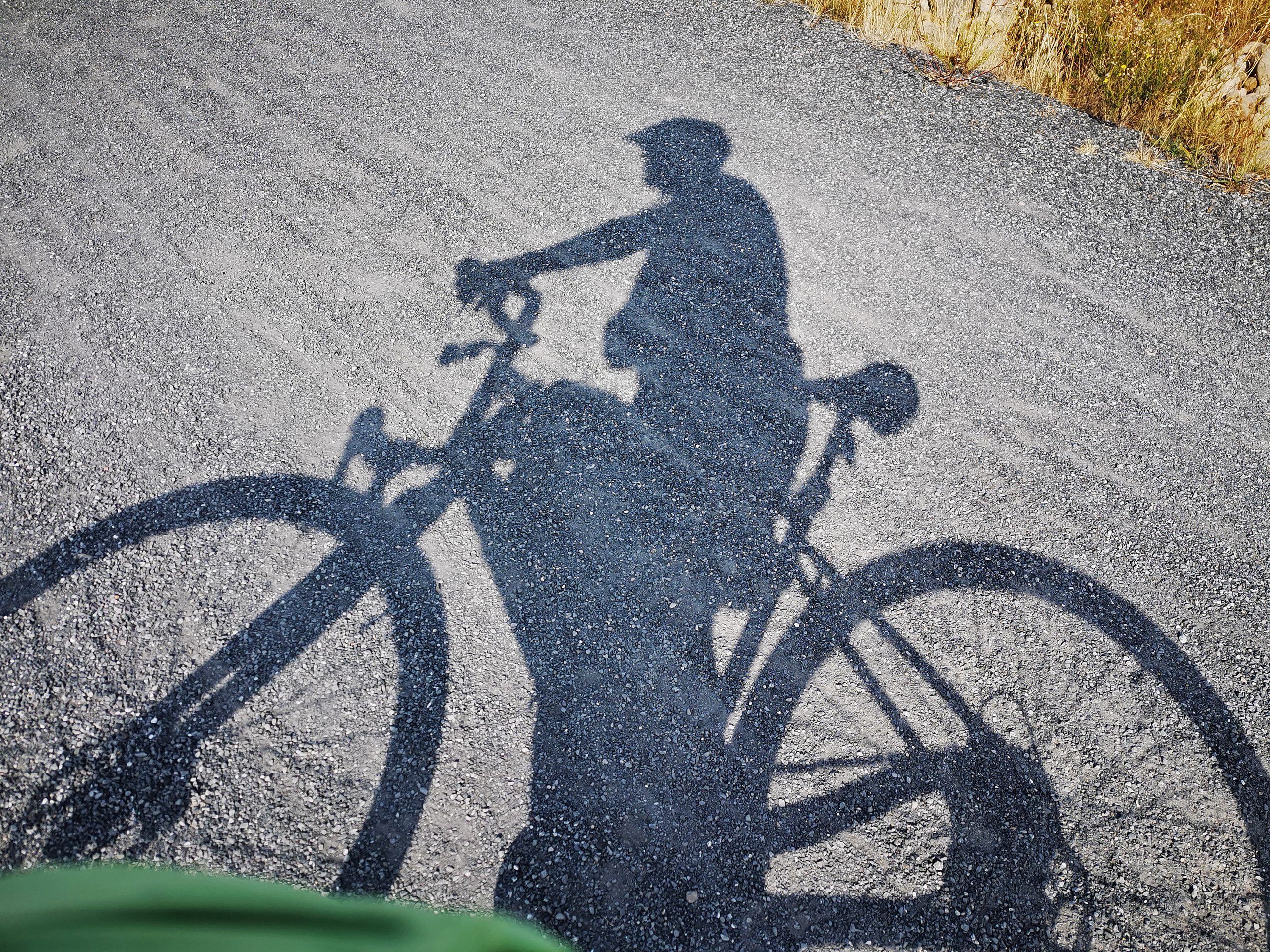 Das Foto zeigt Jochens Schatten auf der Gravel.Trail.Tour durch die Brauker Alpen