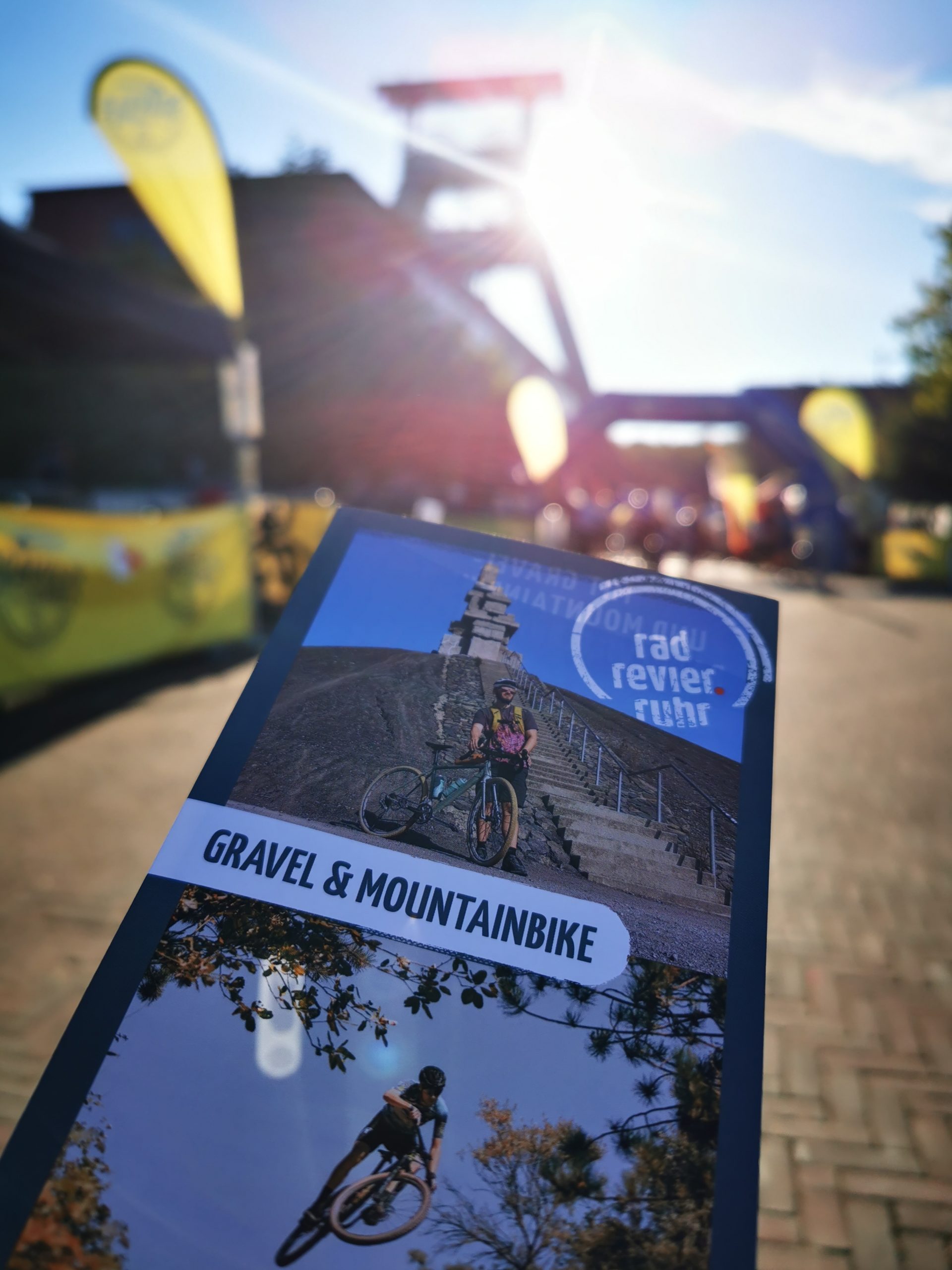 Das Foto zeigt eine Broschüre des radrevier.ruhr zum Thema Graveln und Mountainbiken im Ruhrgebiet