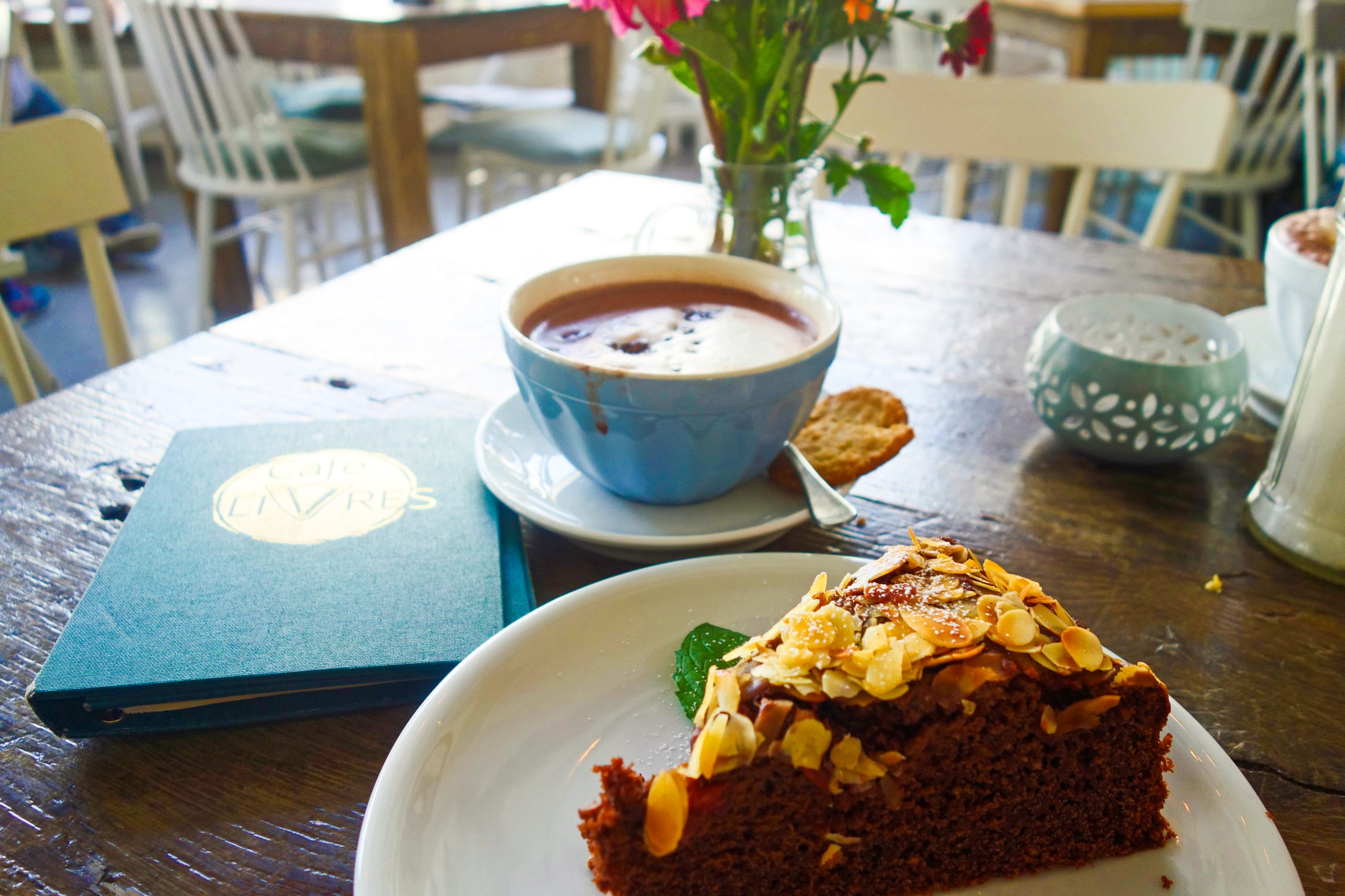 Das Bild zeigt ein Stück Kuchen im Café LIVRES