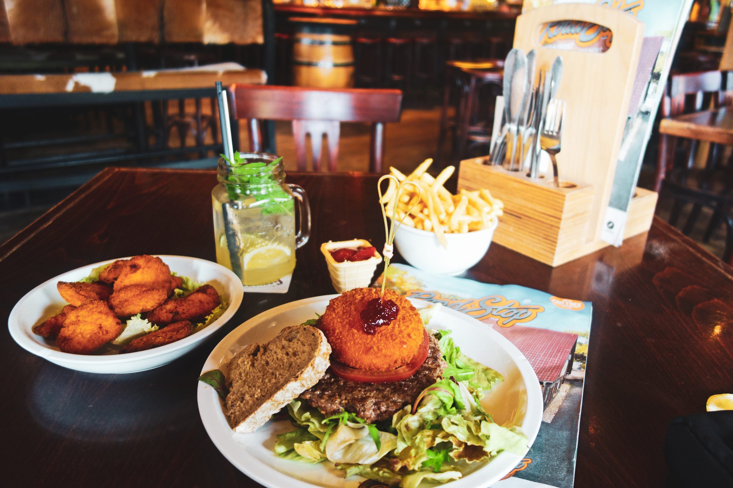 Das Bild zeigt Pommes und Burger im Road Stop Dortmund