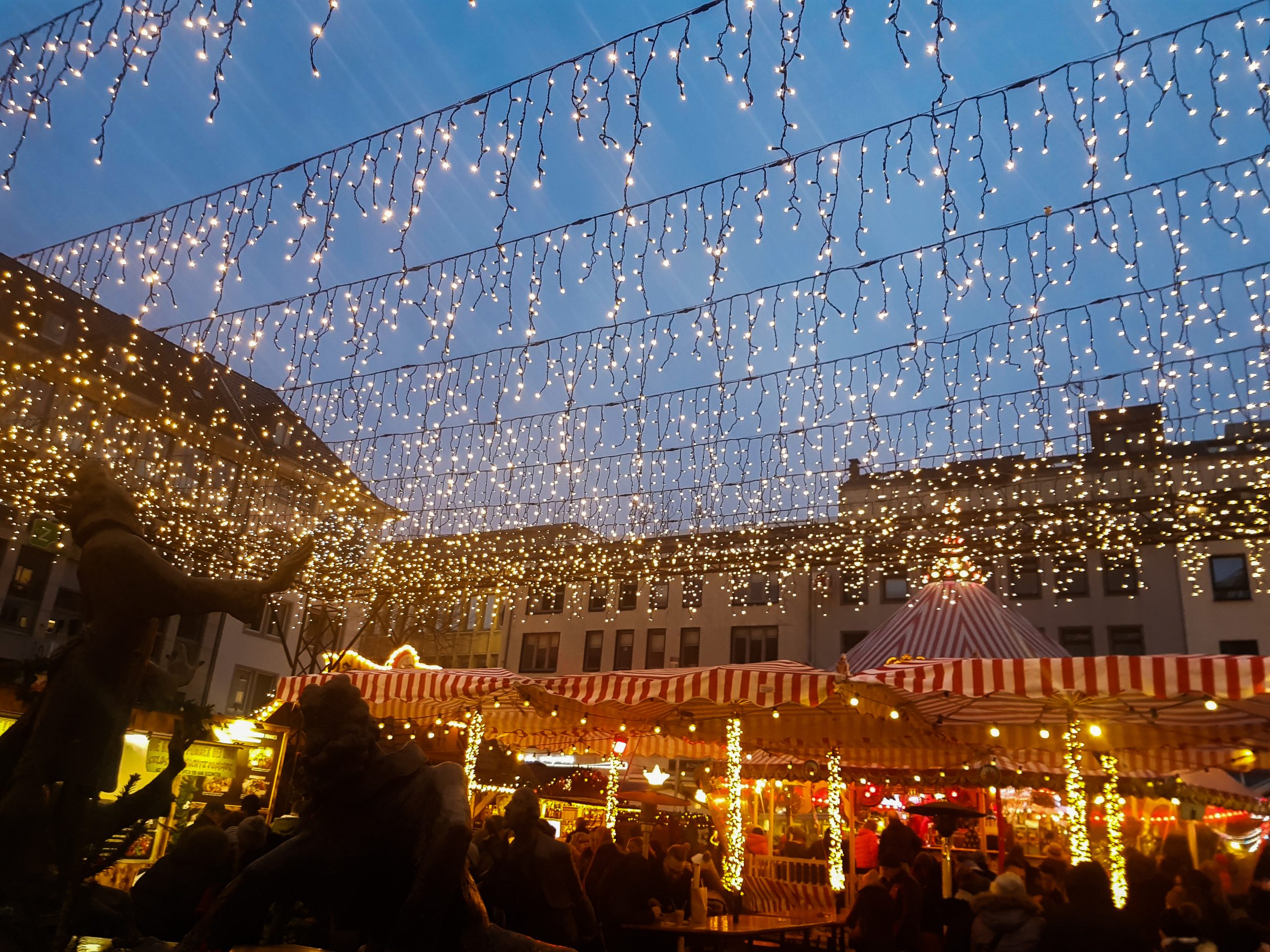 Das Bild zeigt ein Lichterdach auf der Bochumer Weihnacht