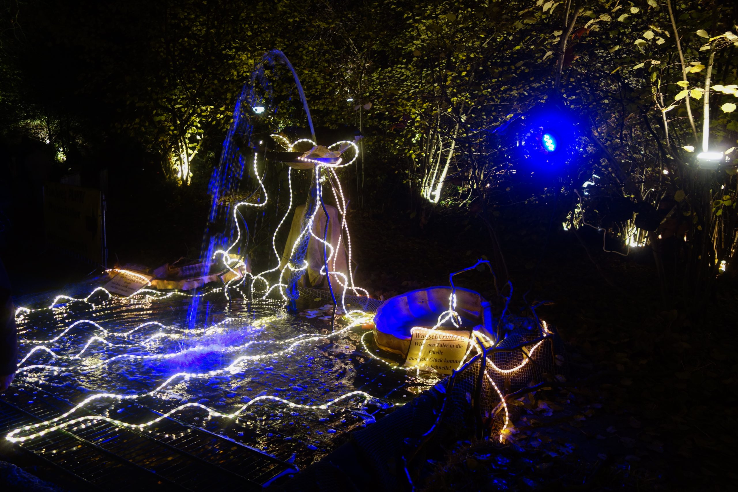 Das Bild zeigt einen Wunschbrunnen auf dem Phantastischen Lichter Weihnachtsmarkt