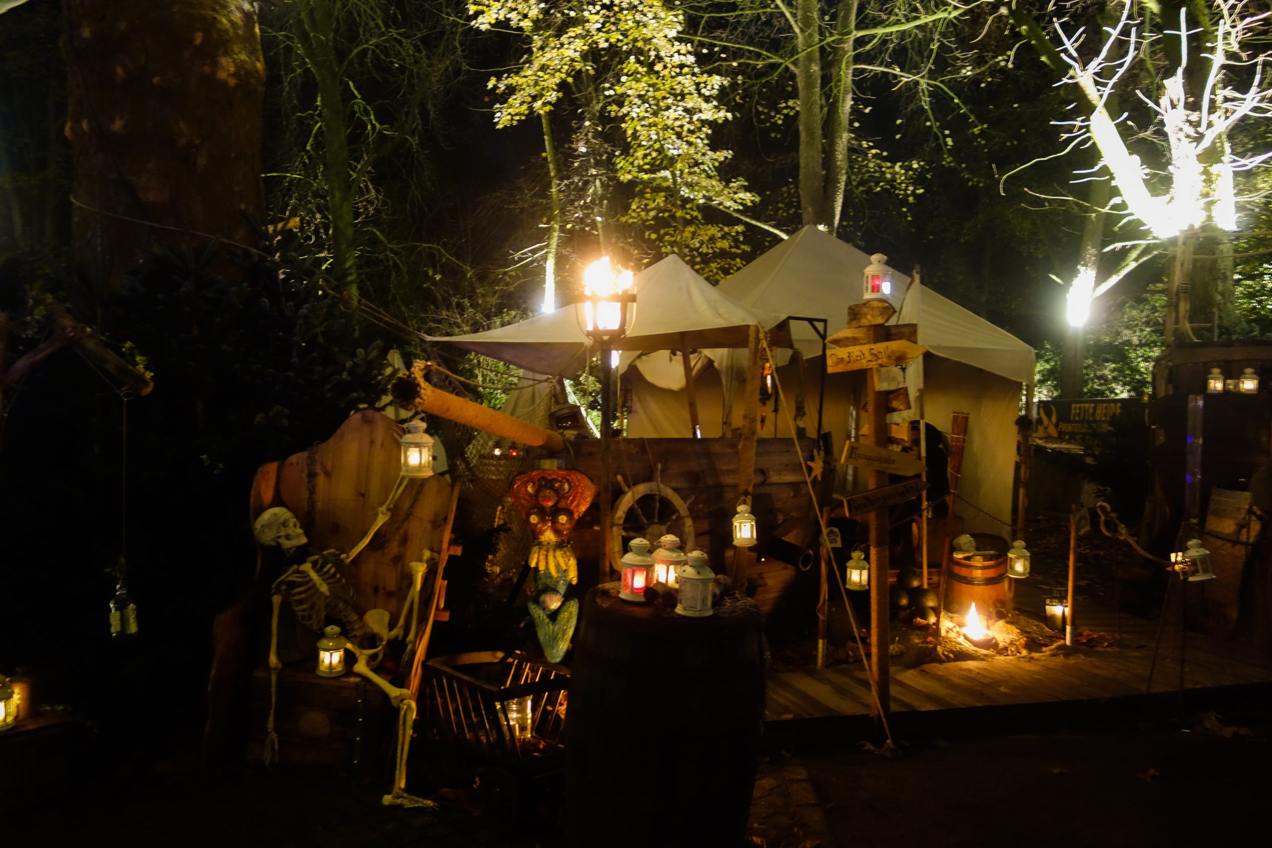 Das Bild zeigt ein Piratenschiff auf dem Phantastischen Lichter Weihnachtsmarkt
