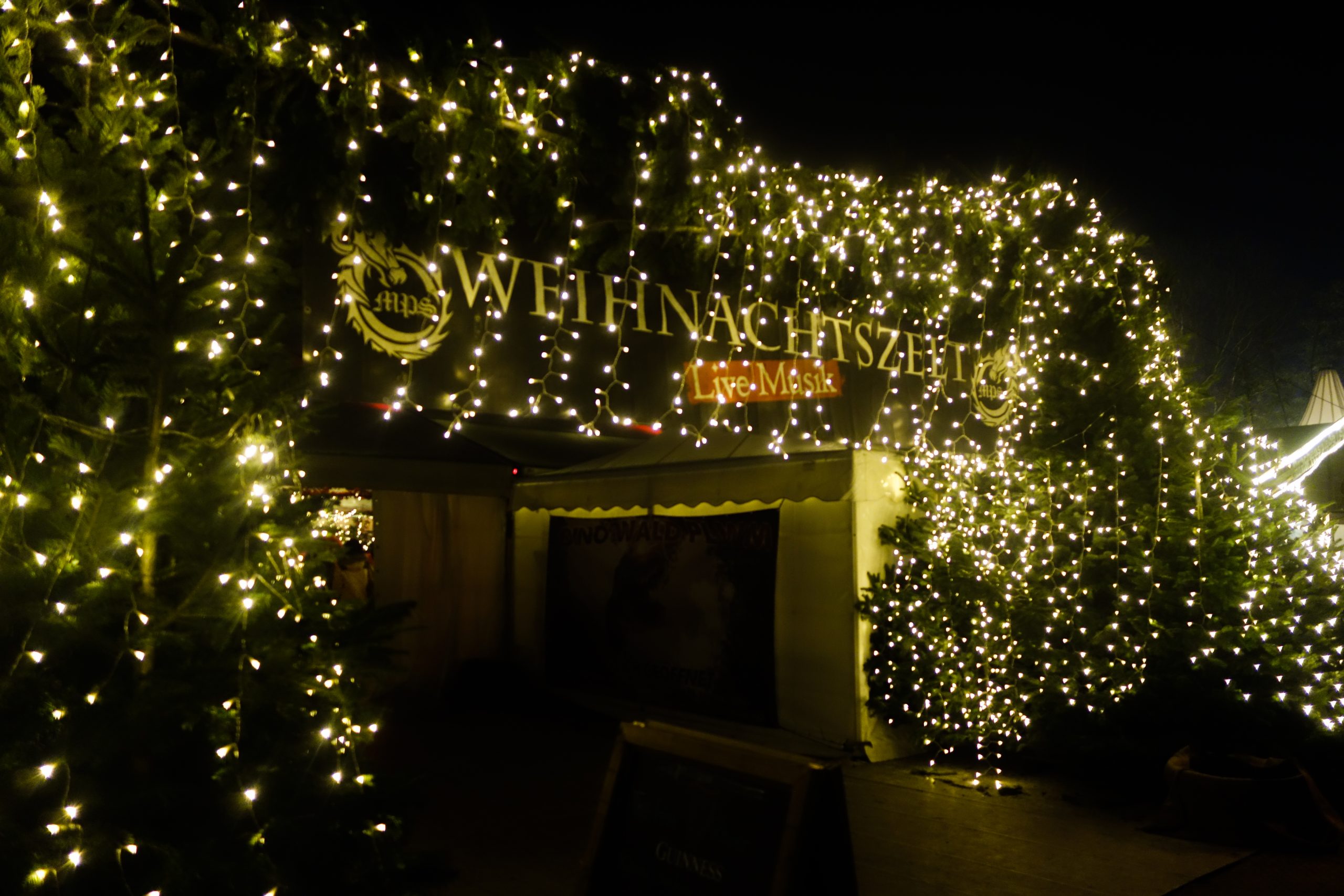 Das Bild zeigt ein Musikzelt auf dem Phantastischen Lichter Weihnachtsmarkt