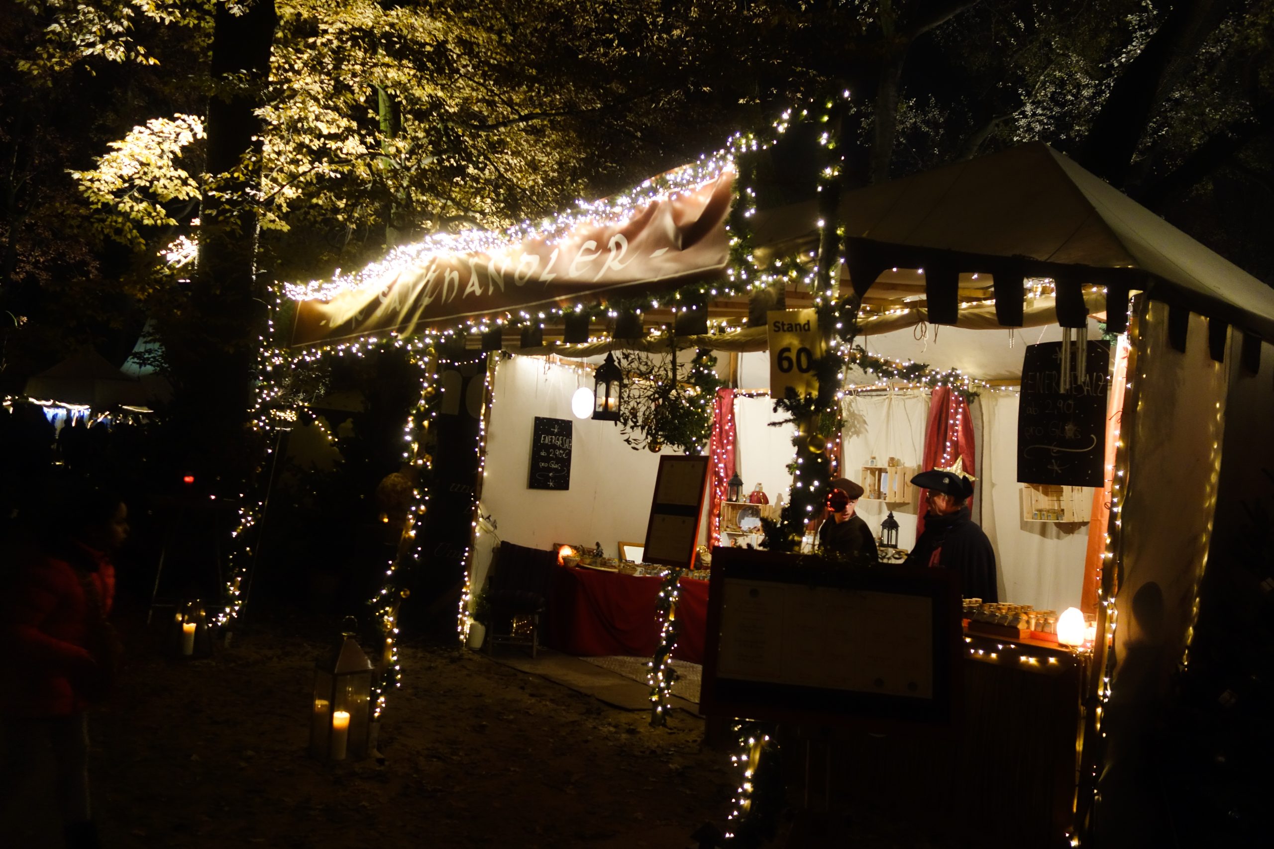 Das Bild zeigt einen Stand auf dem Phantastischen Lichter Weihnachtsmarkt