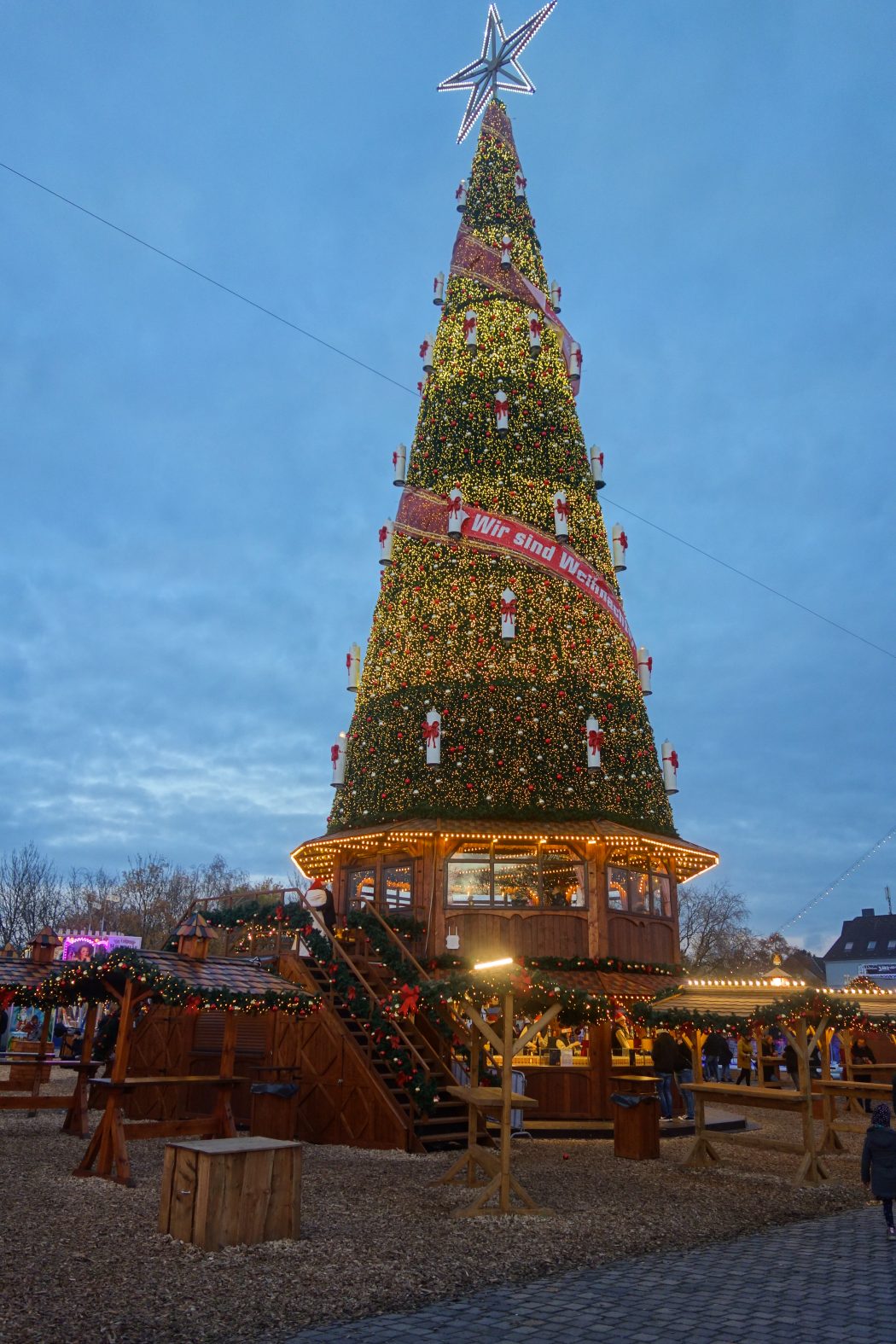 Das Foto zeigt den Weihnachtsbaum auf Cranger Weihnachtszauber