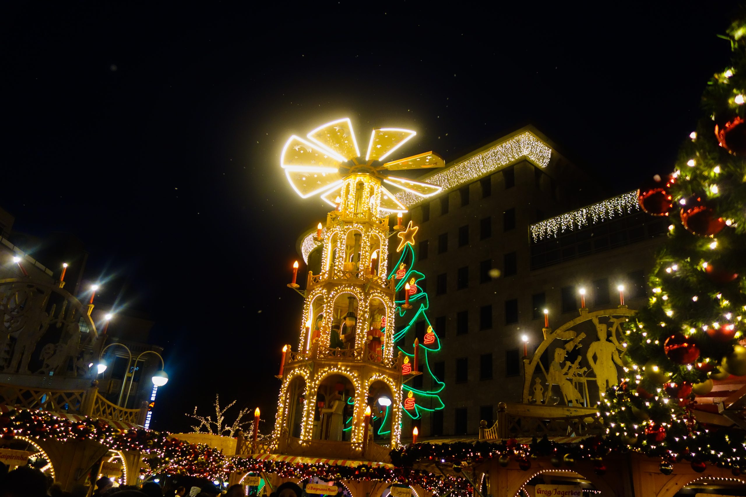 Das Bild zeigt die Pyramide auf der Bochumer Weihnacht