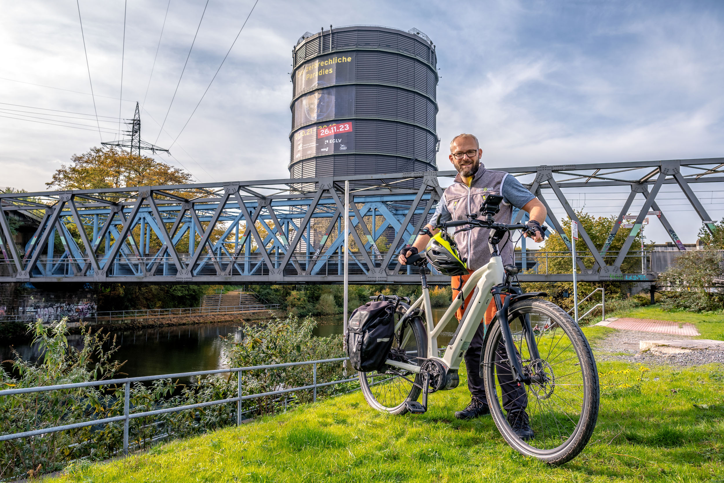 Das Foto zeigt Jochen mit dem ROSE XTRA WATT vorm Gasometer Oberhausen