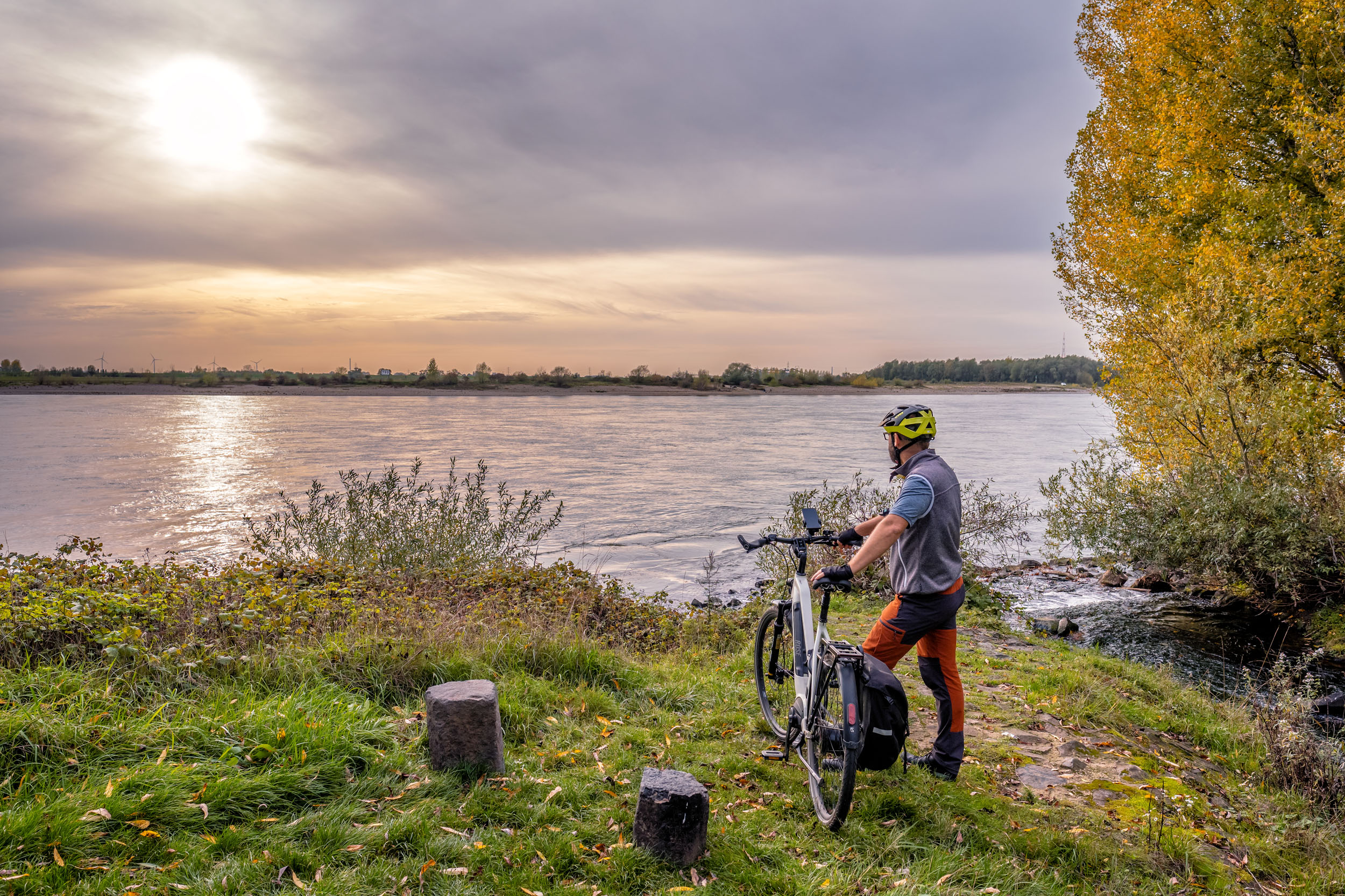 Das Foto zeigt Jochen mit dem ROSE XTRA WATT am Rhein in Dinslaken