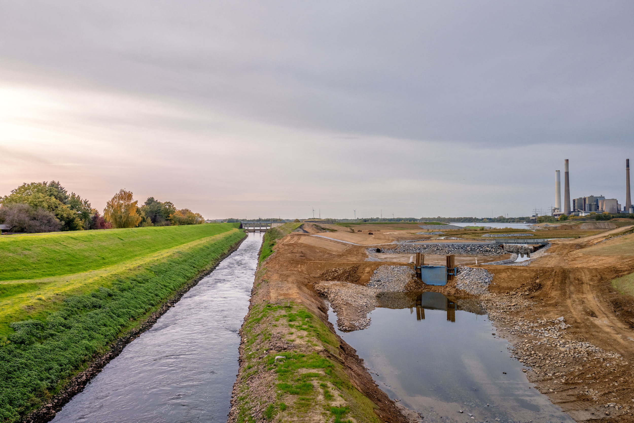 Das Foto zeigt die neue Emschermüdnung in Dinslaken