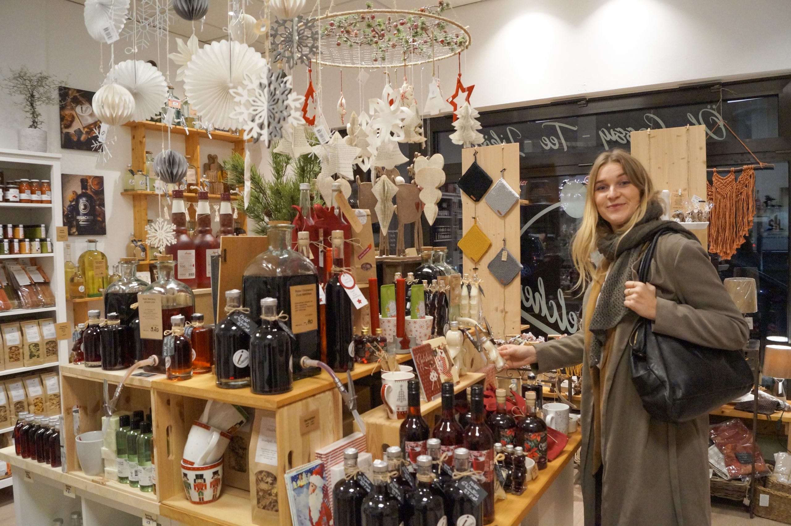 Das Foto zeigt Leonie im Geschenkeladen i-tüpfelchen in Essen