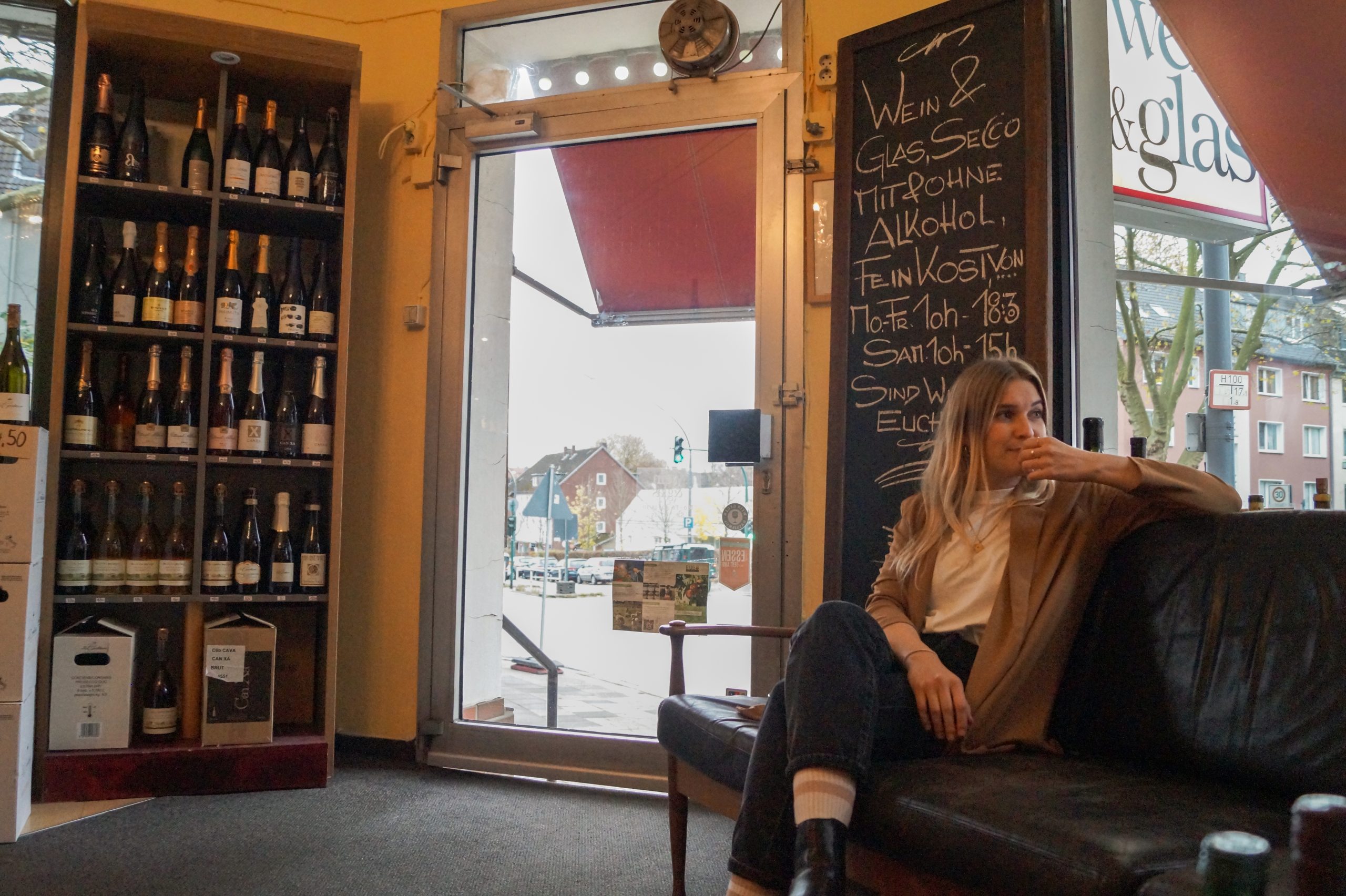 Das Foto zeigt Leonie im Weinladen Wein & Glas in Essen