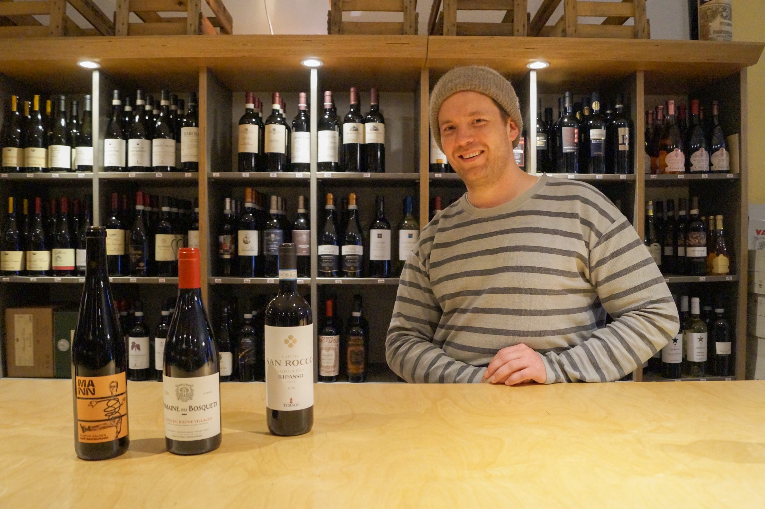 Das Foto zeigt Paul Hansberg, den Betreiber des Weinladens Wein & Glas in Essen