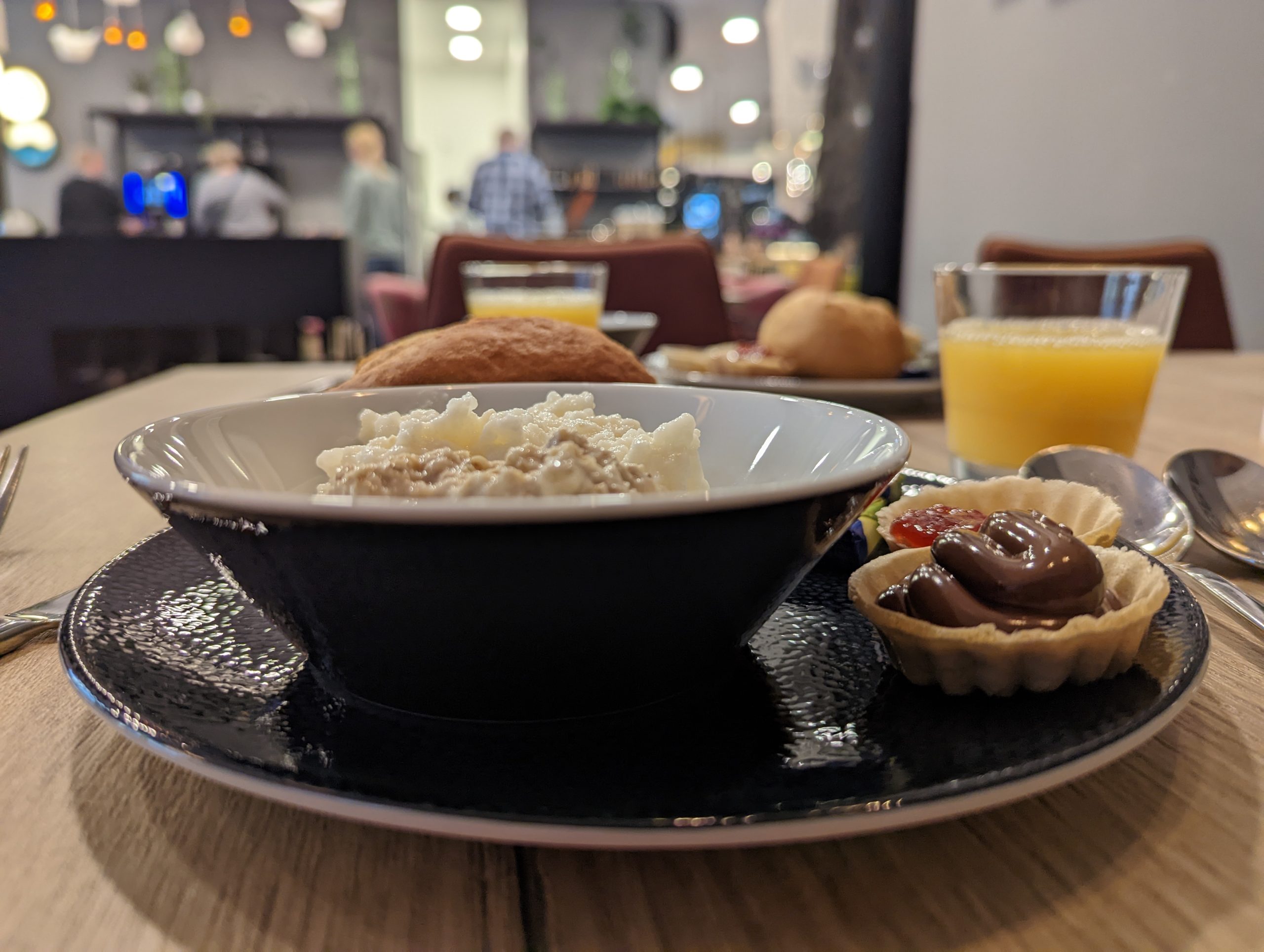 Das Bild zeigt einen Frühstücksteller im Hotel Niu Cobbles in Essen
